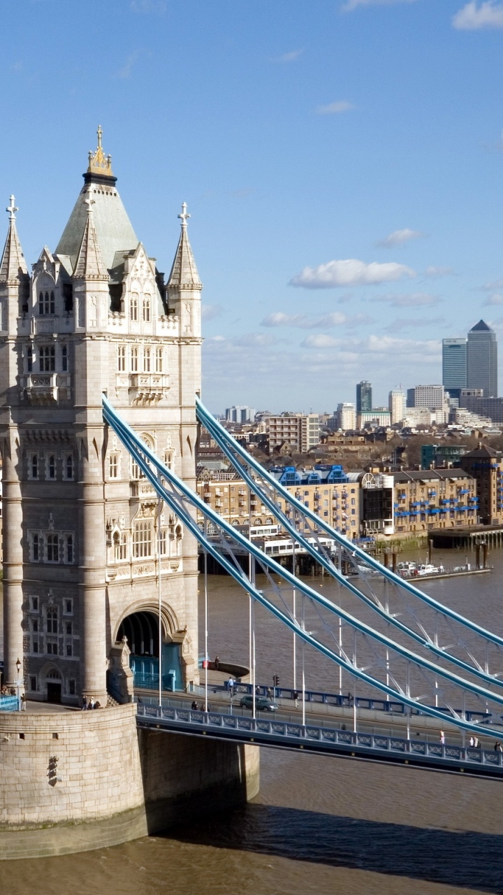 Weiße Und Braune Betonbrücke Unter Blauem Himmel Tagsüber. Wallpaper in 720x1280 Resolution