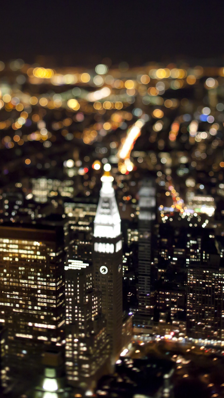 Stadt Mit Hochhäusern Während Der Nacht. Wallpaper in 720x1280 Resolution