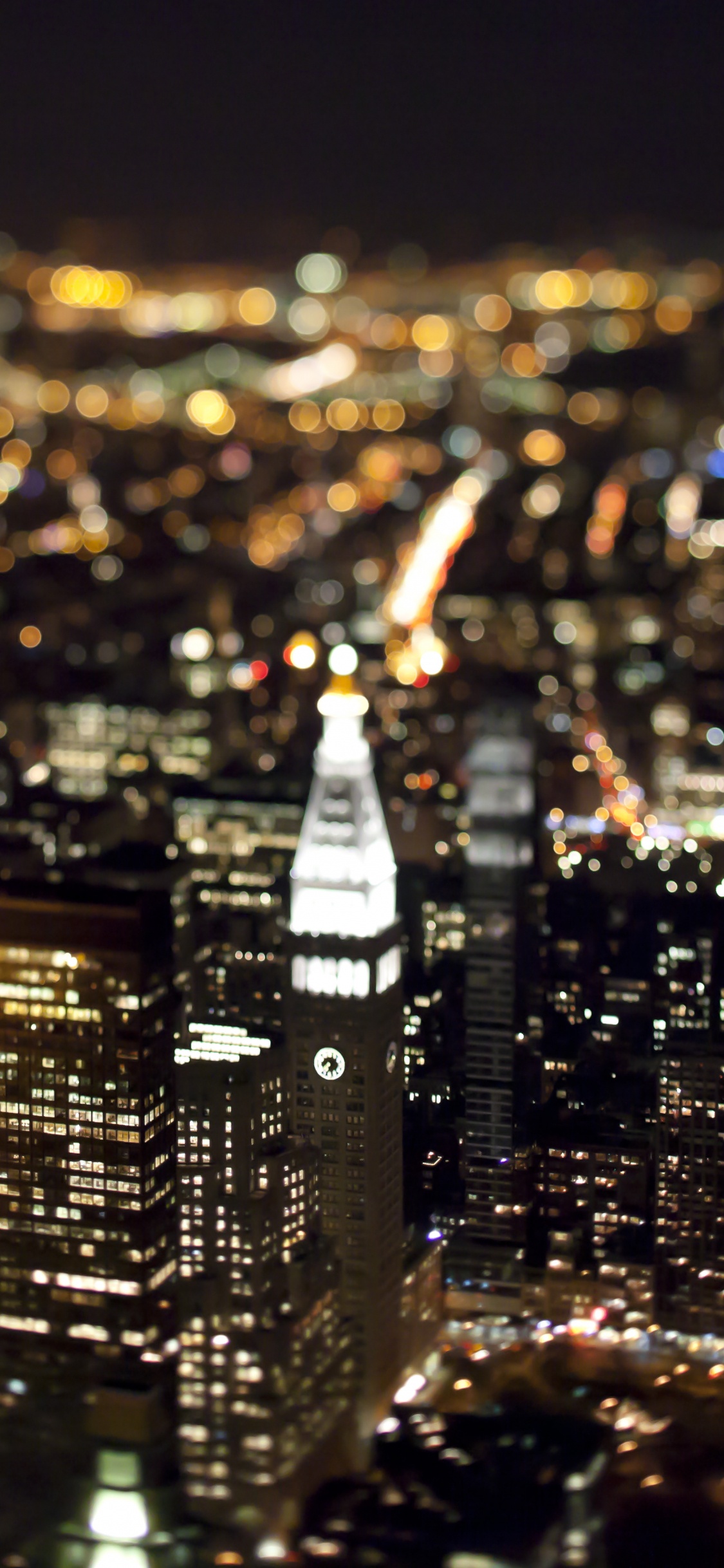 Ciudad Con Edificios de Gran Altura Durante la Noche.. Wallpaper in 1125x2436 Resolution