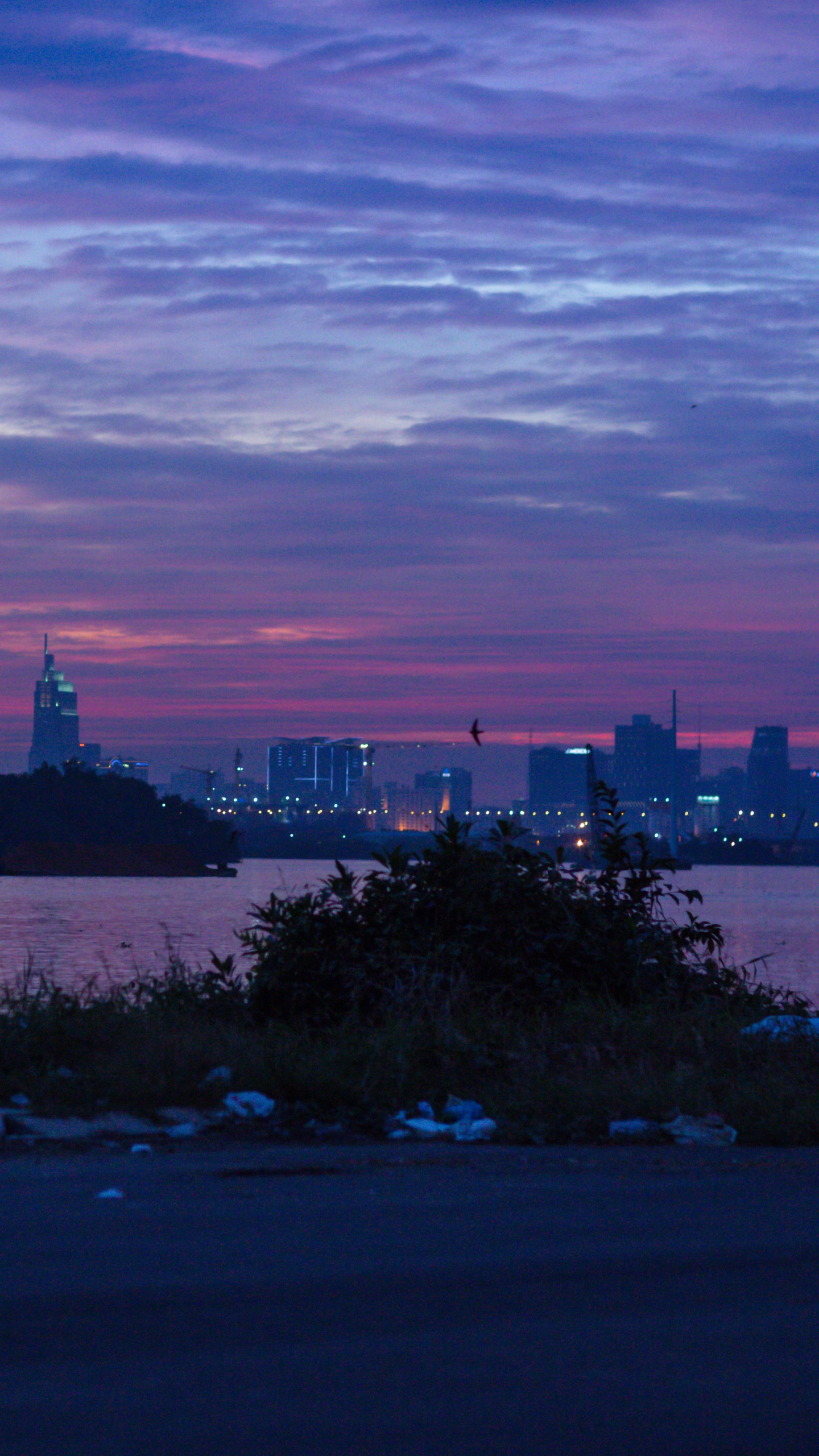 Horizon de la Ville Sous un Ciel Nuageux au Coucher du Soleil. Wallpaper in 1440x2560 Resolution