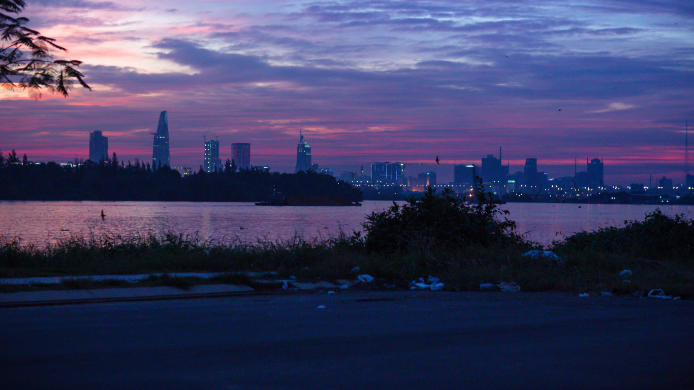 Horizonte de la Ciudad Bajo el Cielo Nublado Durante la Puesta de Sol. Wallpaper in 1366x768 Resolution