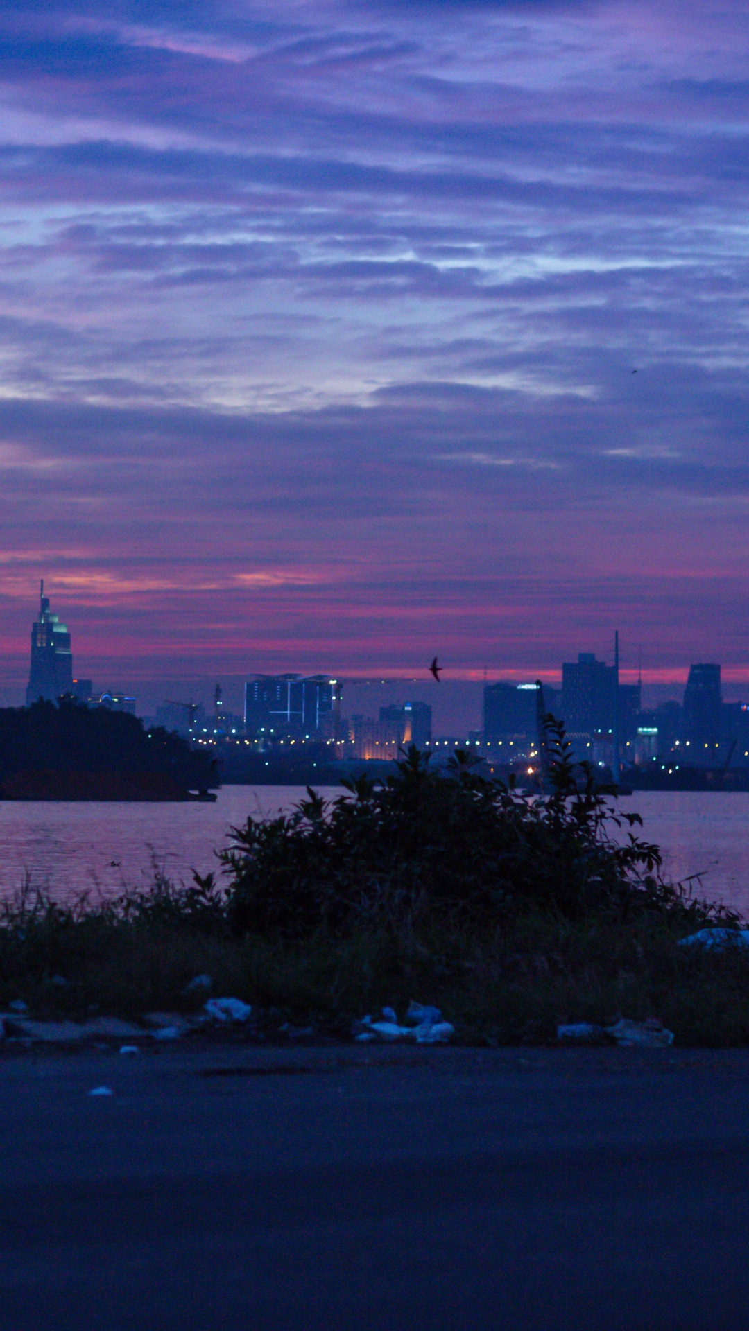 Skyline Der Stadt Unter Bewölktem Himmel Bei Sonnenuntergang. Wallpaper in 1080x1920 Resolution