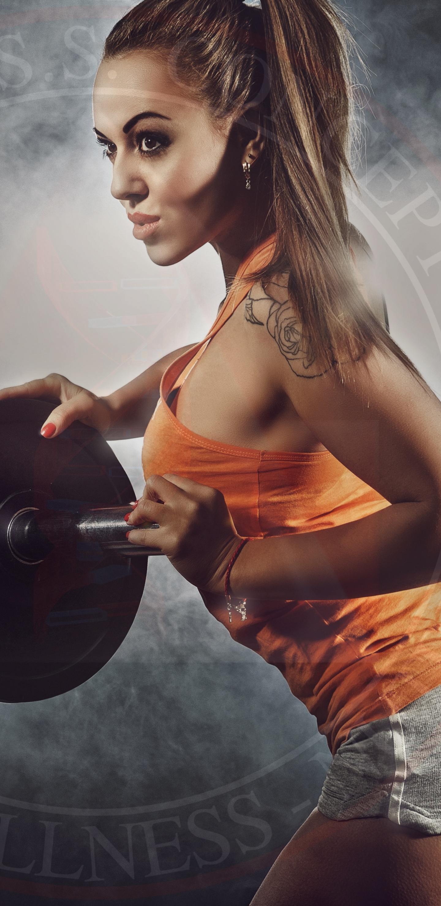 Frau in Orangefarbenem Tanktop Und Grauen Shorts Mit Schwarzer Hantel. Wallpaper in 1440x2960 Resolution