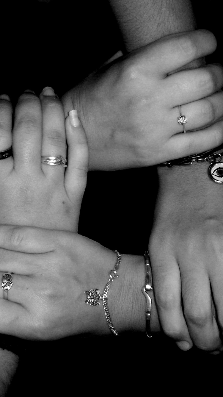 Foto en Escala de Grises de la Pareja Tomados de la Mano. Wallpaper in 750x1334 Resolution