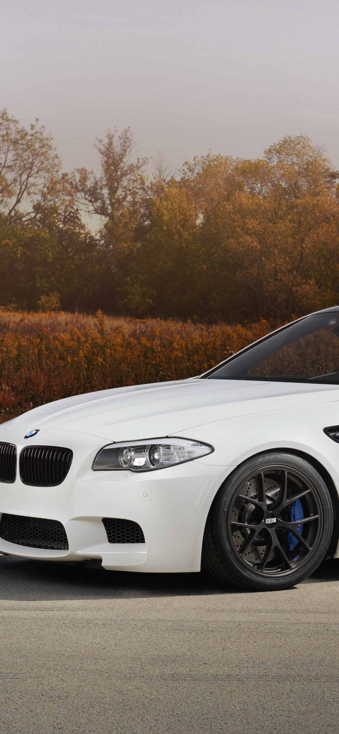 BMW M 3 Coupé Blanco Estacionado en la Carretera de Asfalto Gris Durante el Día. Wallpaper in 1125x2436 Resolution