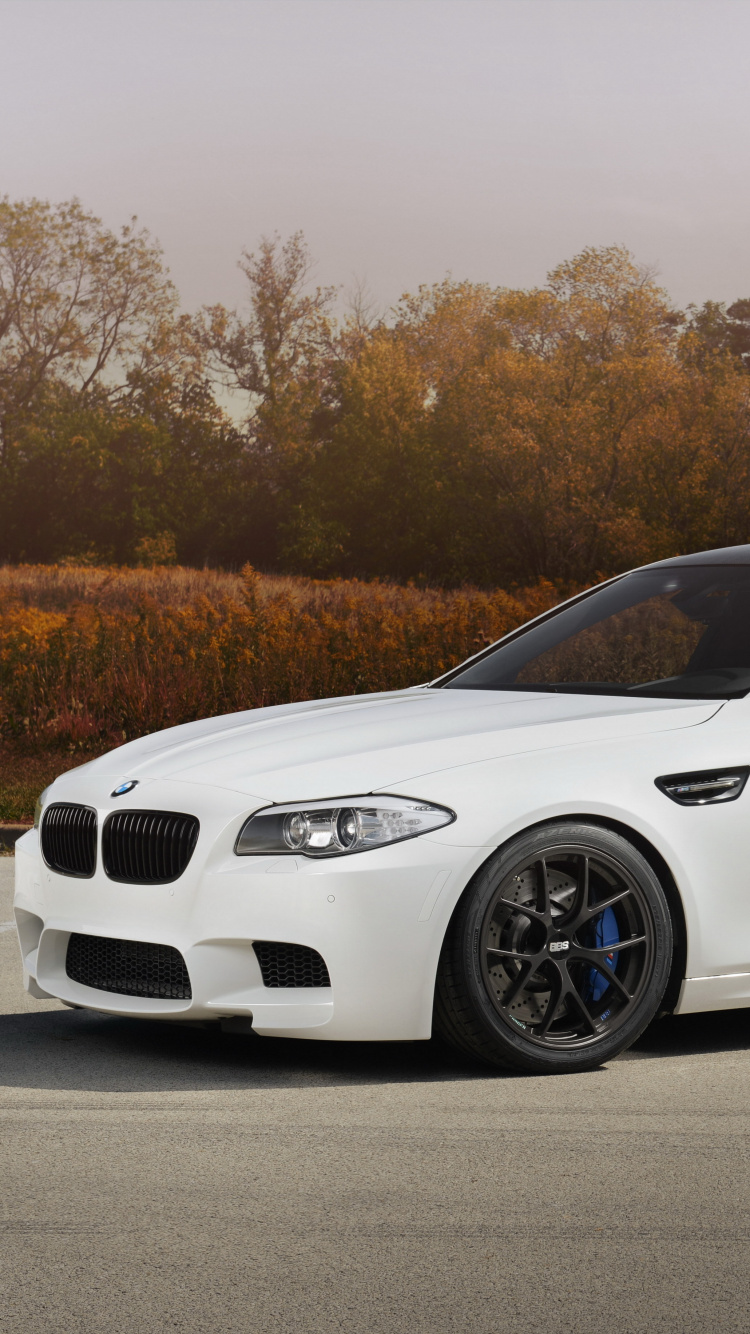 BMW M 3 Coupé Blanco Estacionado en la Carretera de Asfalto Gris Durante el Día. Wallpaper in 750x1334 Resolution