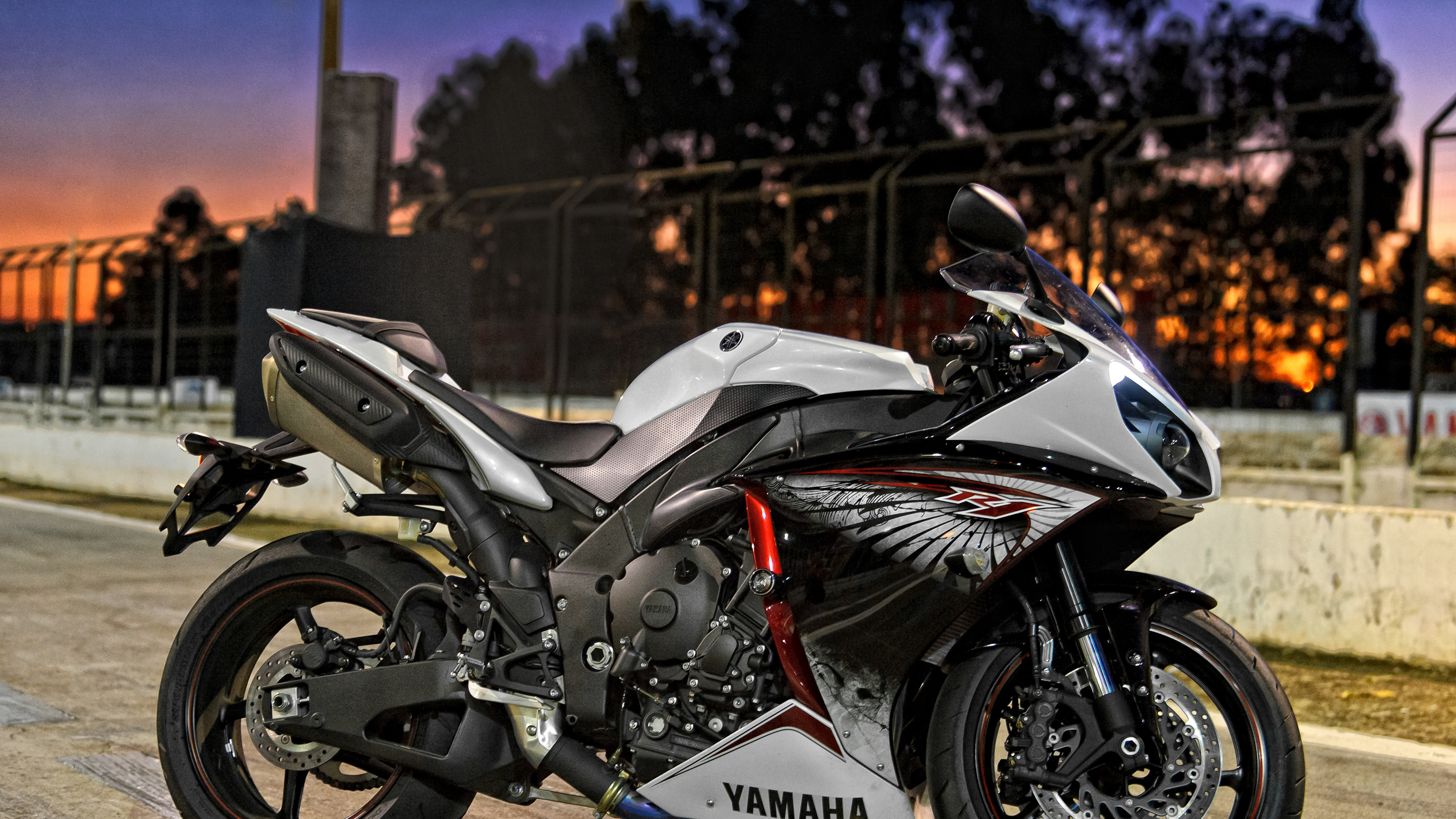 Black and White Sports Bike. Wallpaper in 3840x2160 Resolution