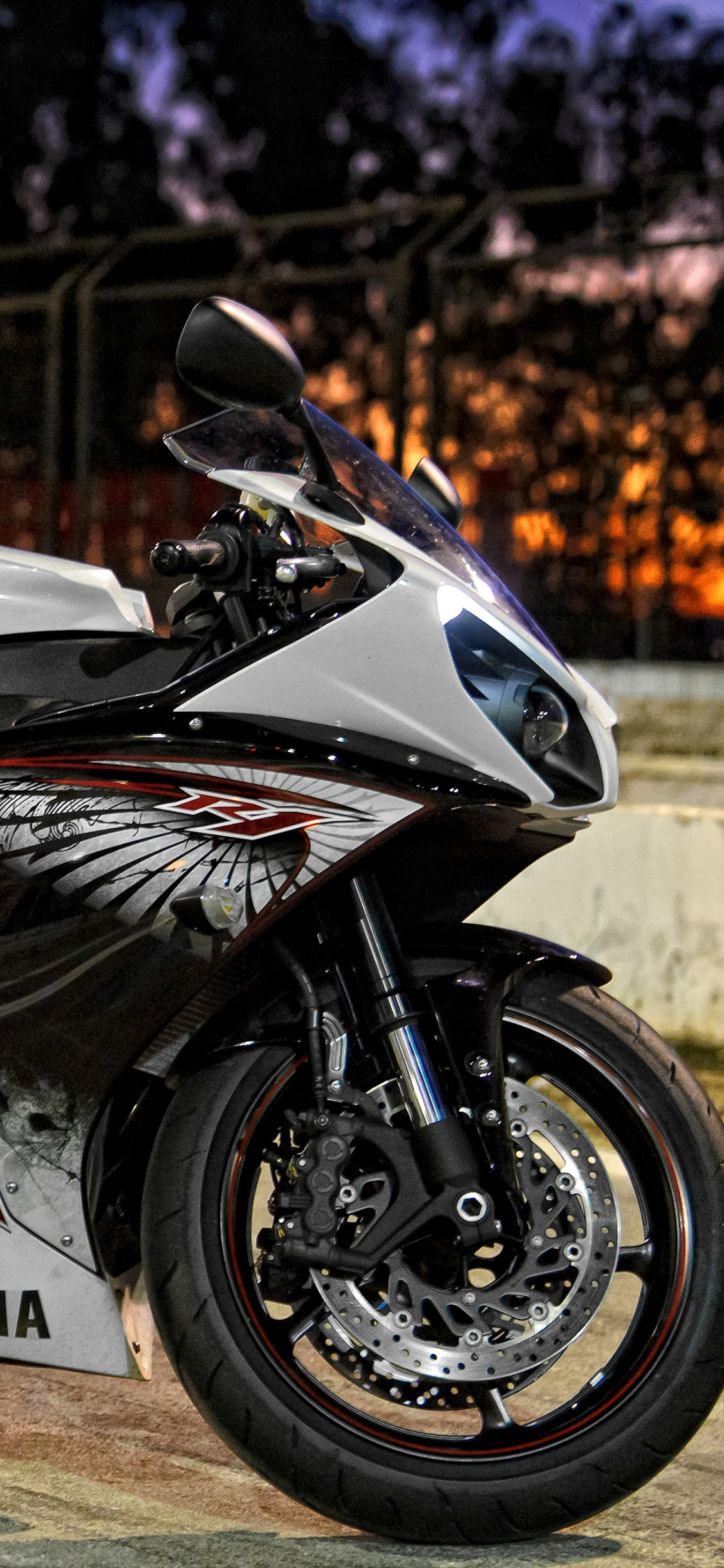 Vélo de Sport Noir et Blanc. Wallpaper in 1125x2436 Resolution