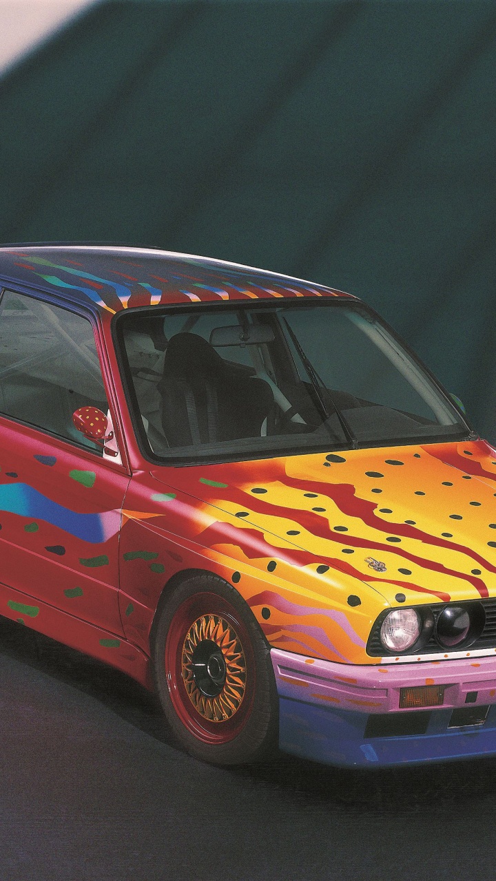 Modèle Réduit de Voiture Jaune et Rouge. Wallpaper in 720x1280 Resolution