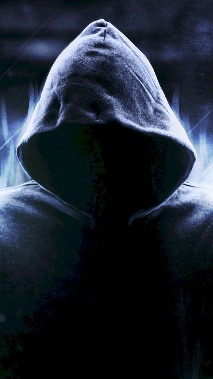 Person in Grauem Hoodie, Die in Graustufenfotografie Steht. Wallpaper in 720x1280 Resolution