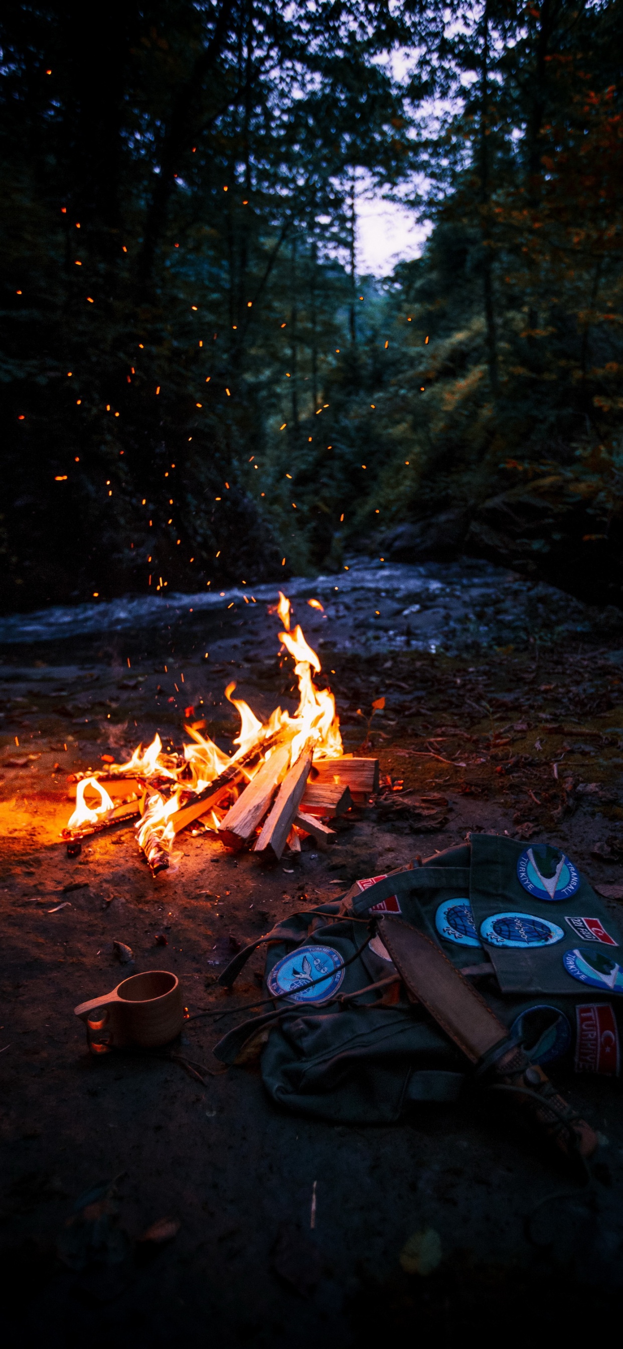 Zelt Lagerfeuer, Zelt, Lagerfeuer, Feuer, Scouting. Wallpaper in 1242x2688 Resolution