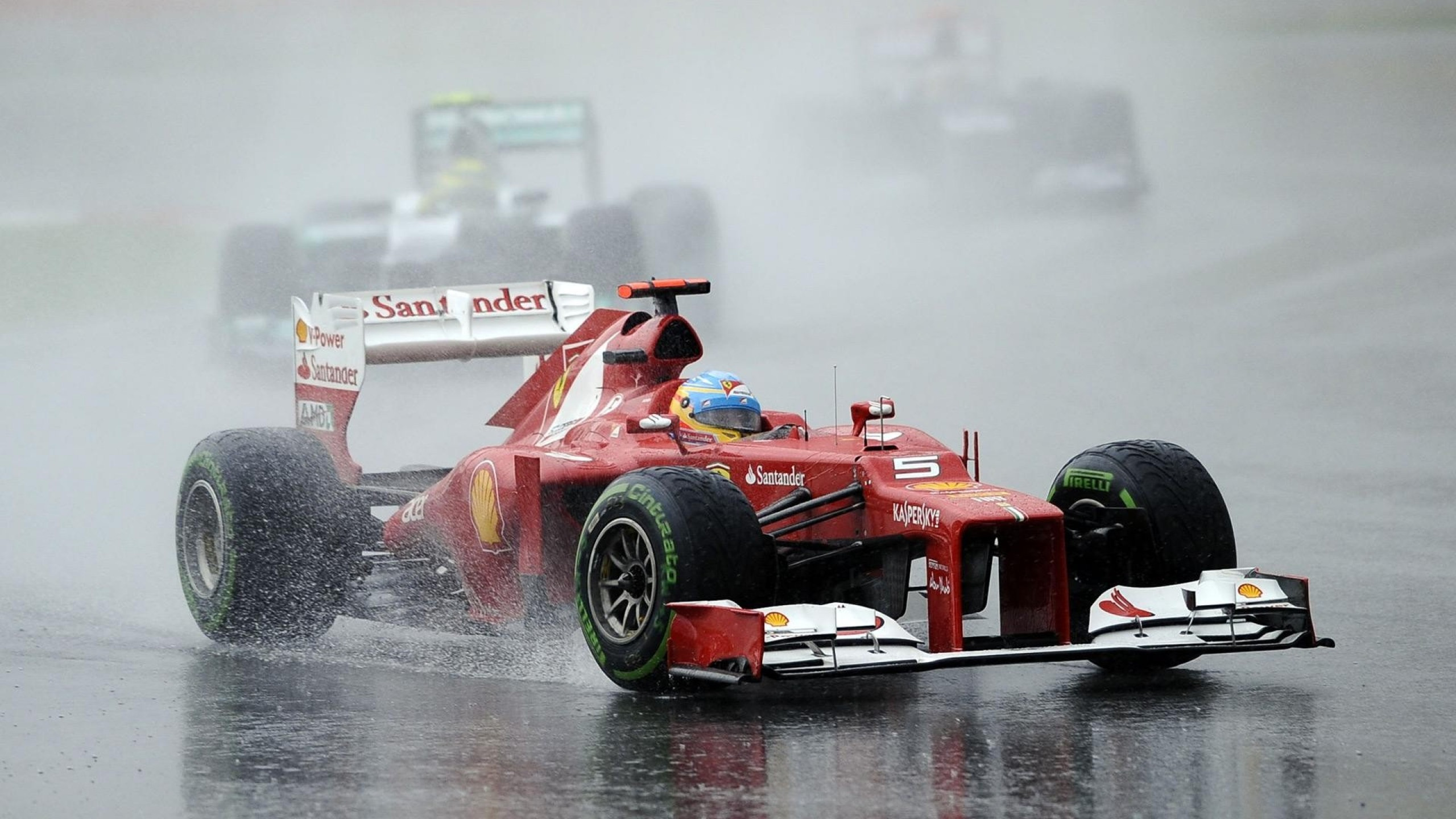 Coche de Carreras Rojo y Negro f 1 Sobre el Agua. Wallpaper in 2560x1440 Resolution