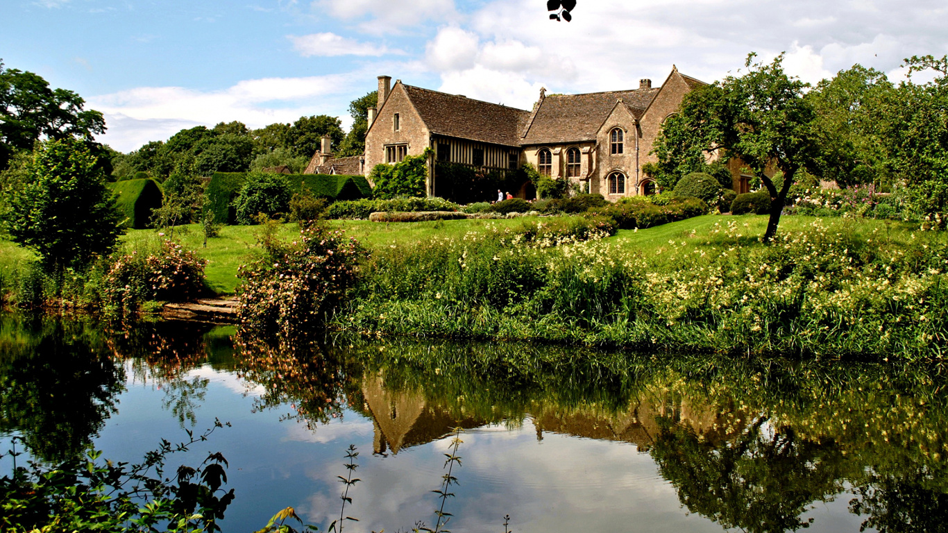 Maison Brune et Blanche Près du Champ D'herbe Verte et du Lac Sous un Ciel Bleu Pendant la Journée. Wallpaper in 1366x768 Resolution