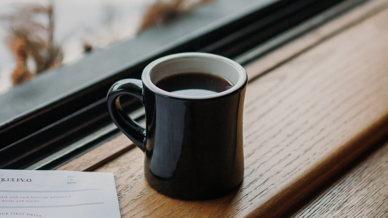 Mug en Céramique Noire Sur Table en Bois Marron. Wallpaper in 1280x720 Resolution
