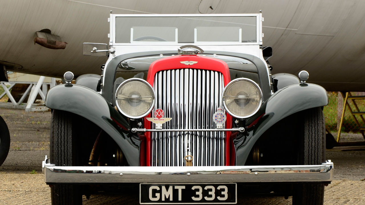 Coche Blanco Vintage en un Garaje. Wallpaper in 1280x720 Resolution