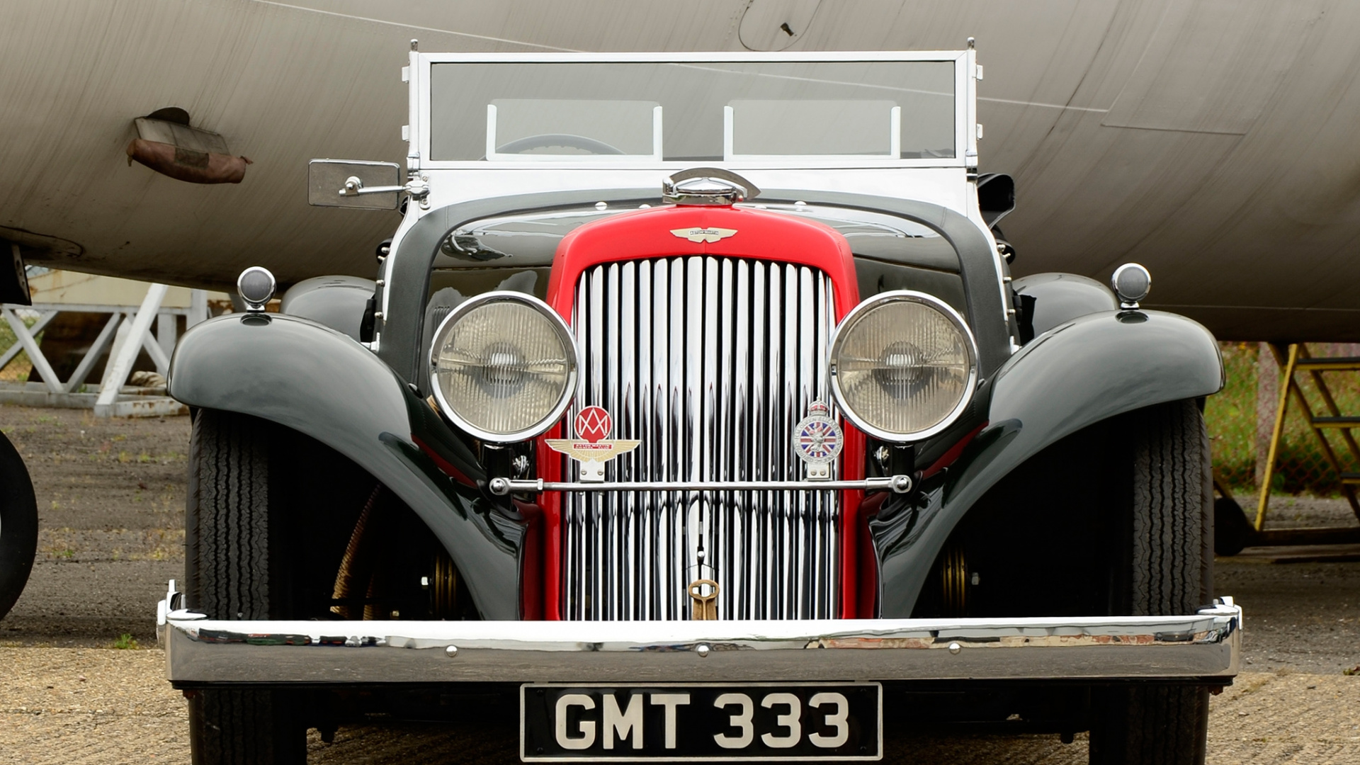 Coche Blanco Vintage en un Garaje. Wallpaper in 1920x1080 Resolution