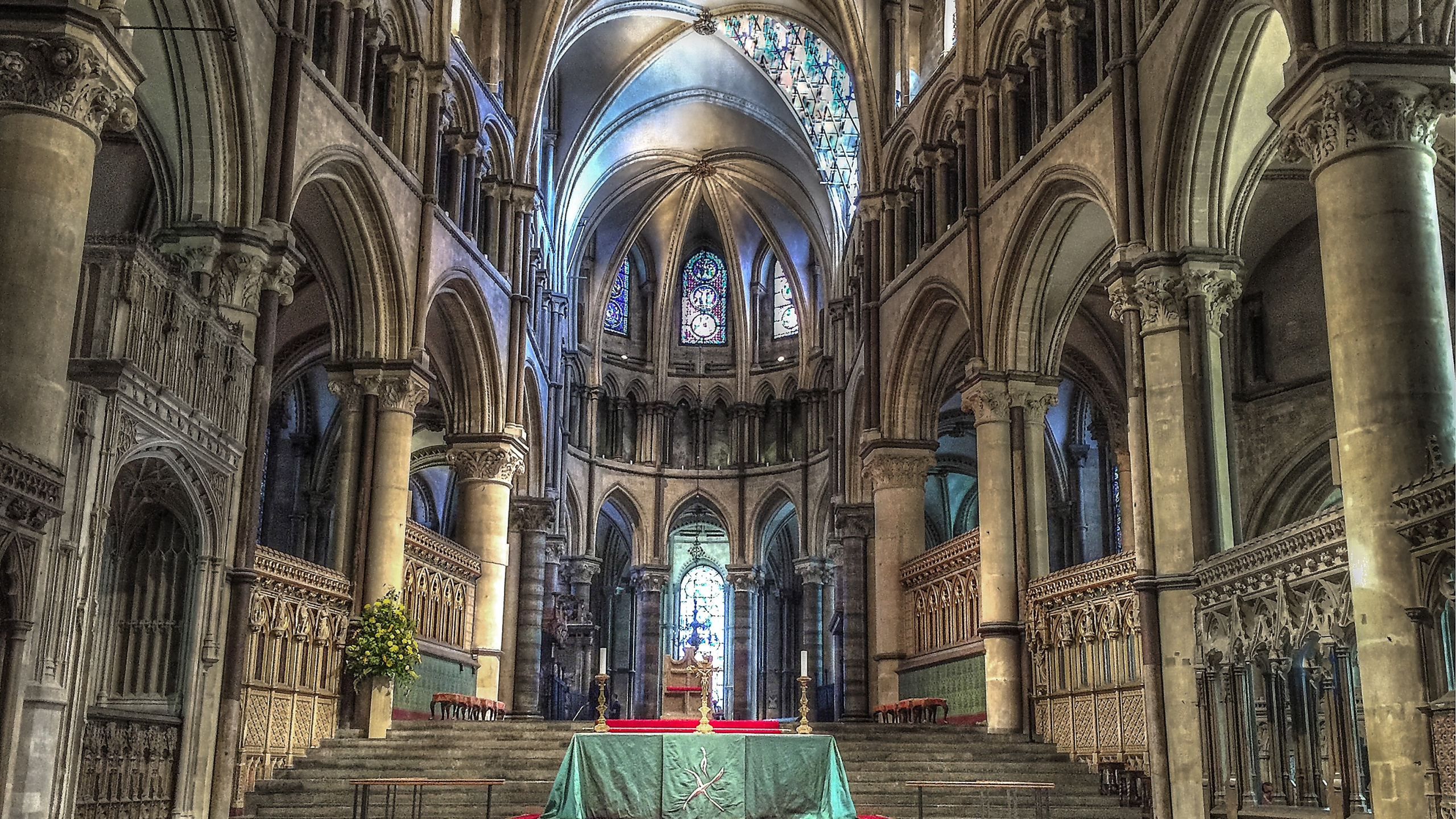 Mantel Rojo Sobre la Mesa. Wallpaper in 2560x1440 Resolution