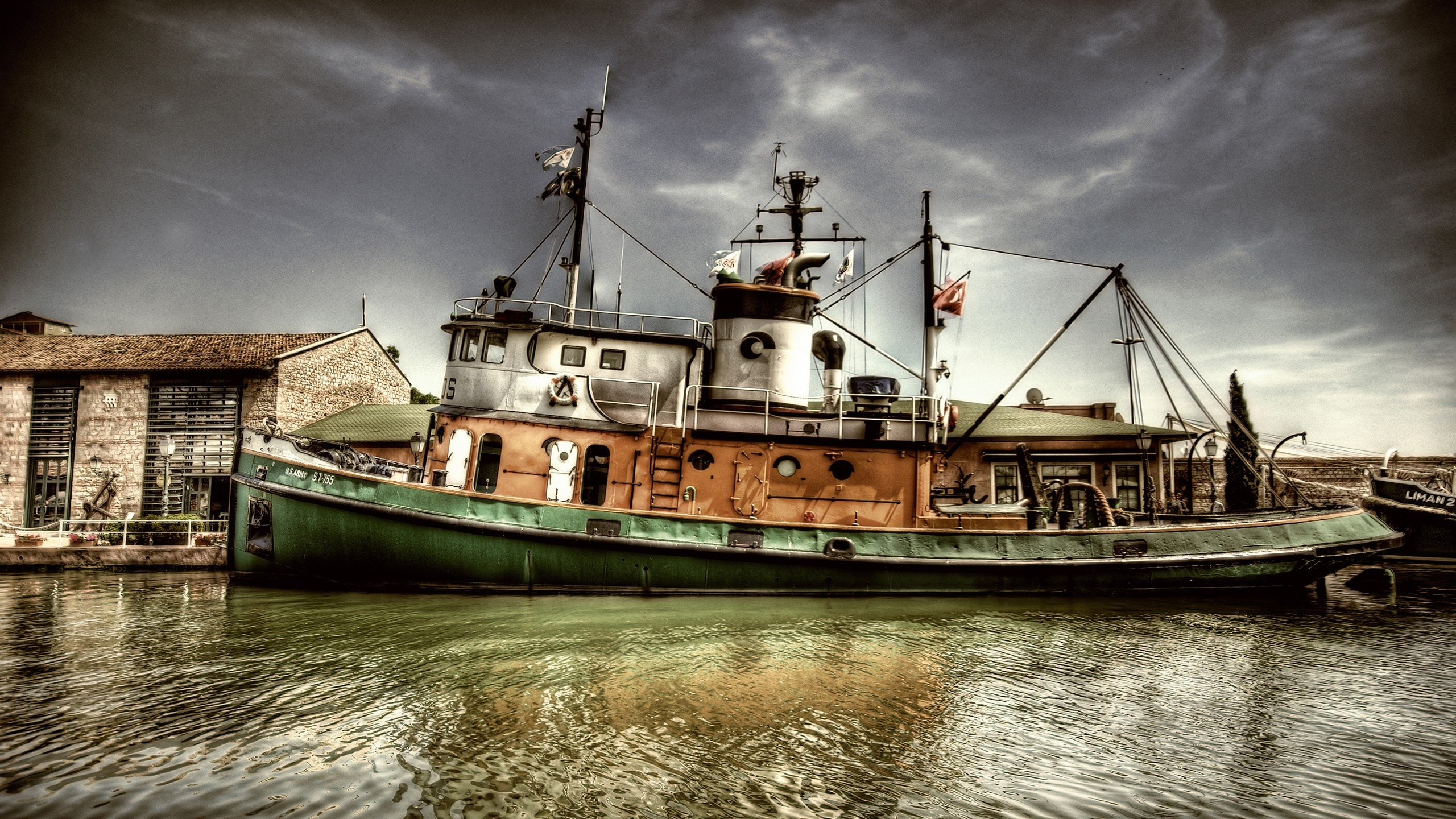 Grünes Und Braunes Boot Auf Dem Wasser Unter Grauen Wolken. Wallpaper in 2560x1440 Resolution