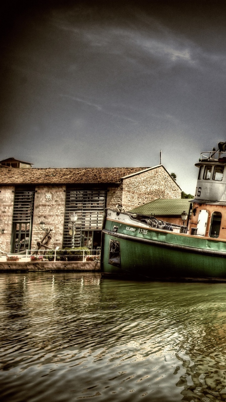 Bateau Vert et Marron Sur L'eau Sous Des Nuages Gris. Wallpaper in 720x1280 Resolution