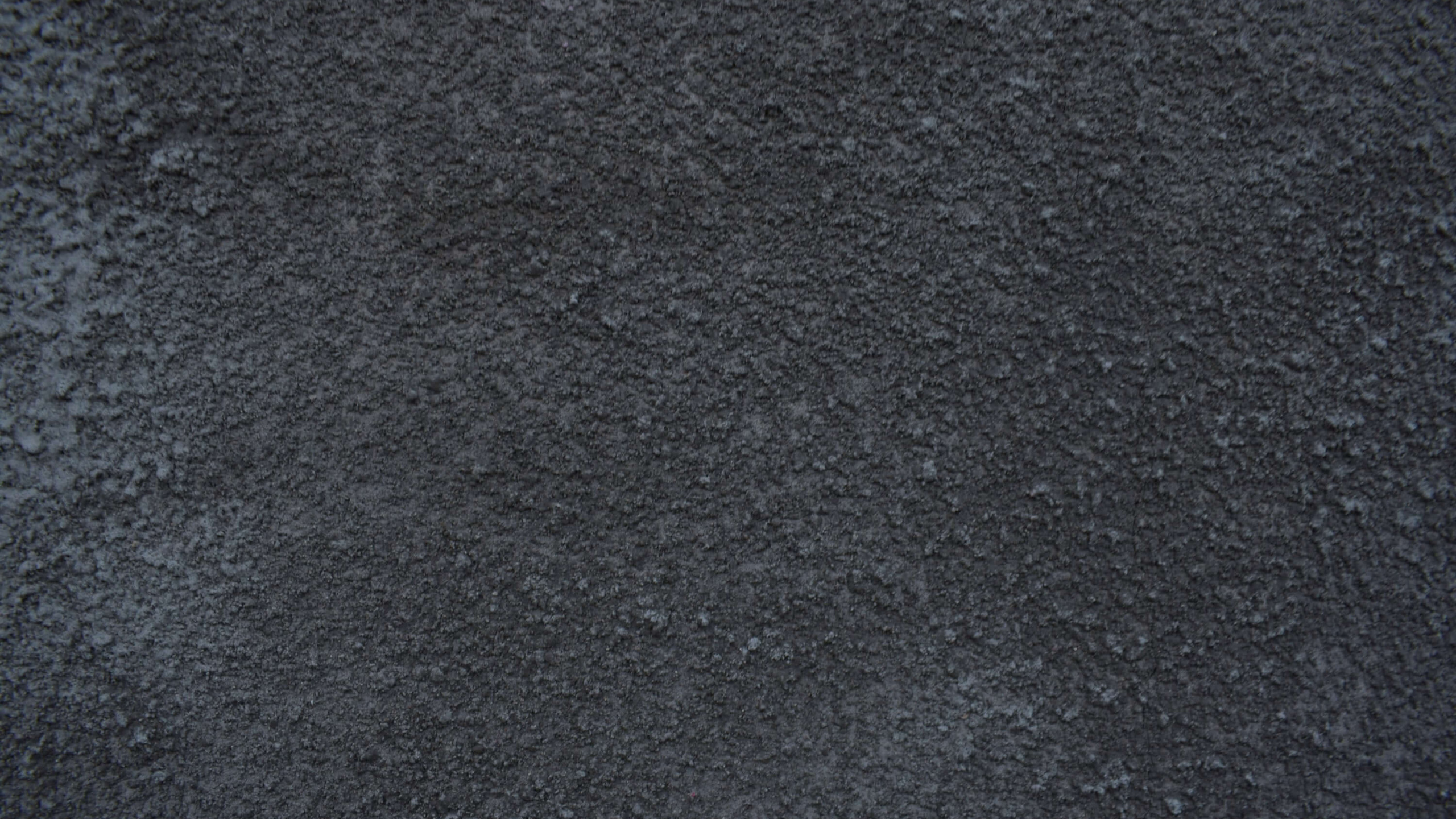 Person in Schwarzen Schuhen, Die Auf Grauem Teppich Steht. Wallpaper in 2560x1440 Resolution