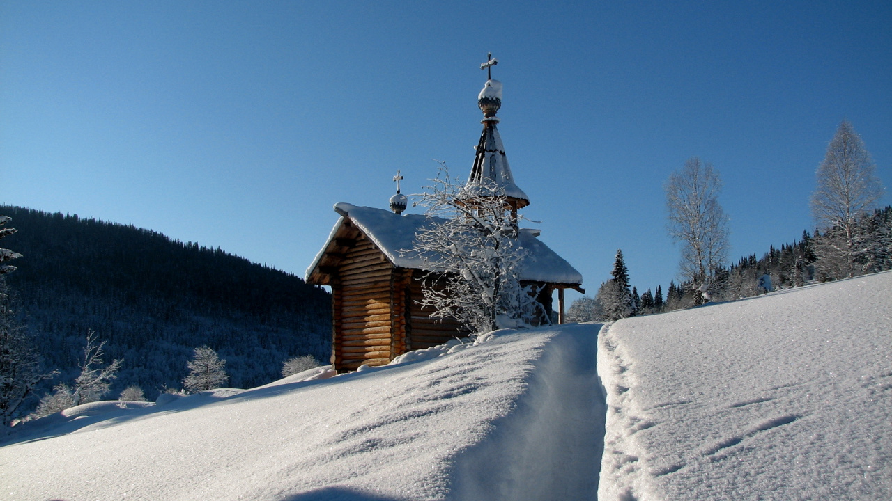 Braunes Holzhaus Auf Schneebedecktem Boden Unter Blauem Himmel Tagsüber. Wallpaper in 1280x720 Resolution