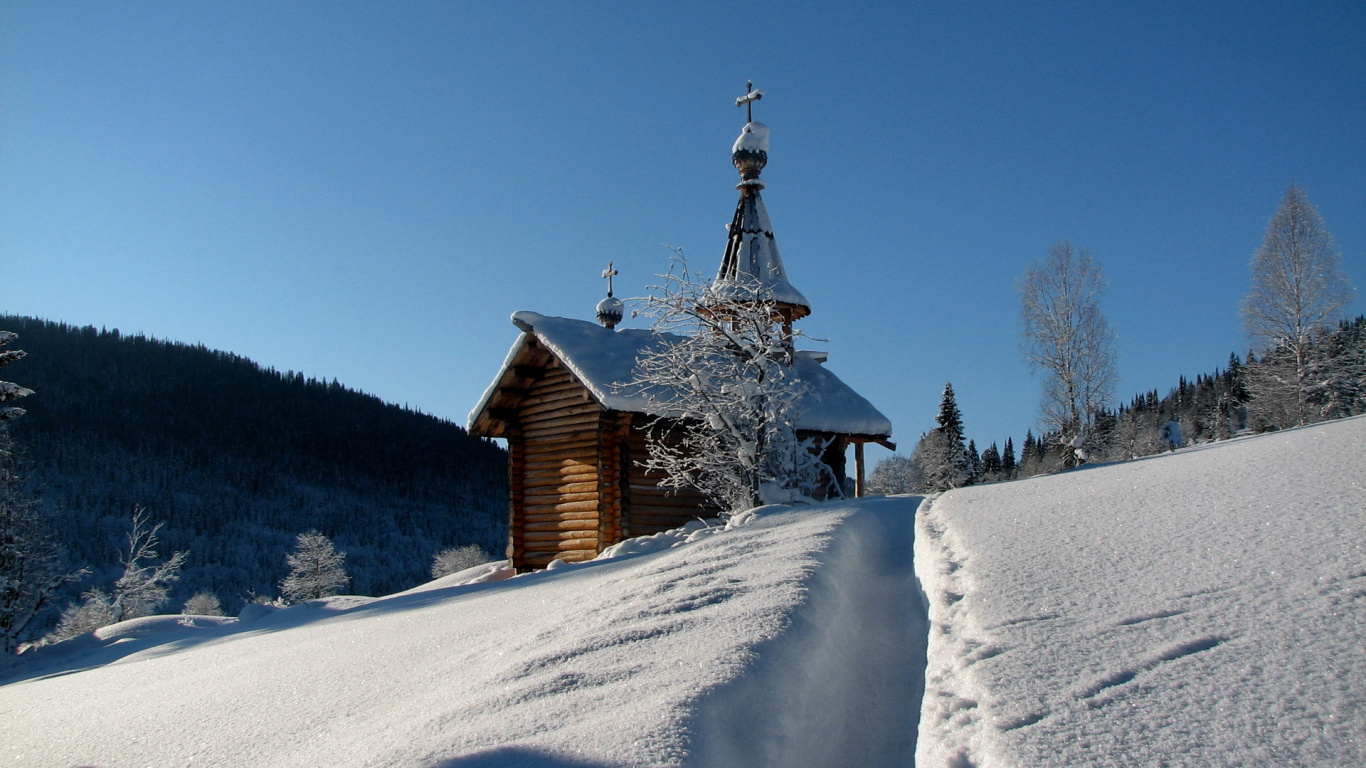 Maison en Bois Marron Sur Sol Couvert de Neige Sous Ciel Bleu Pendant la Journée. Wallpaper in 1366x768 Resolution