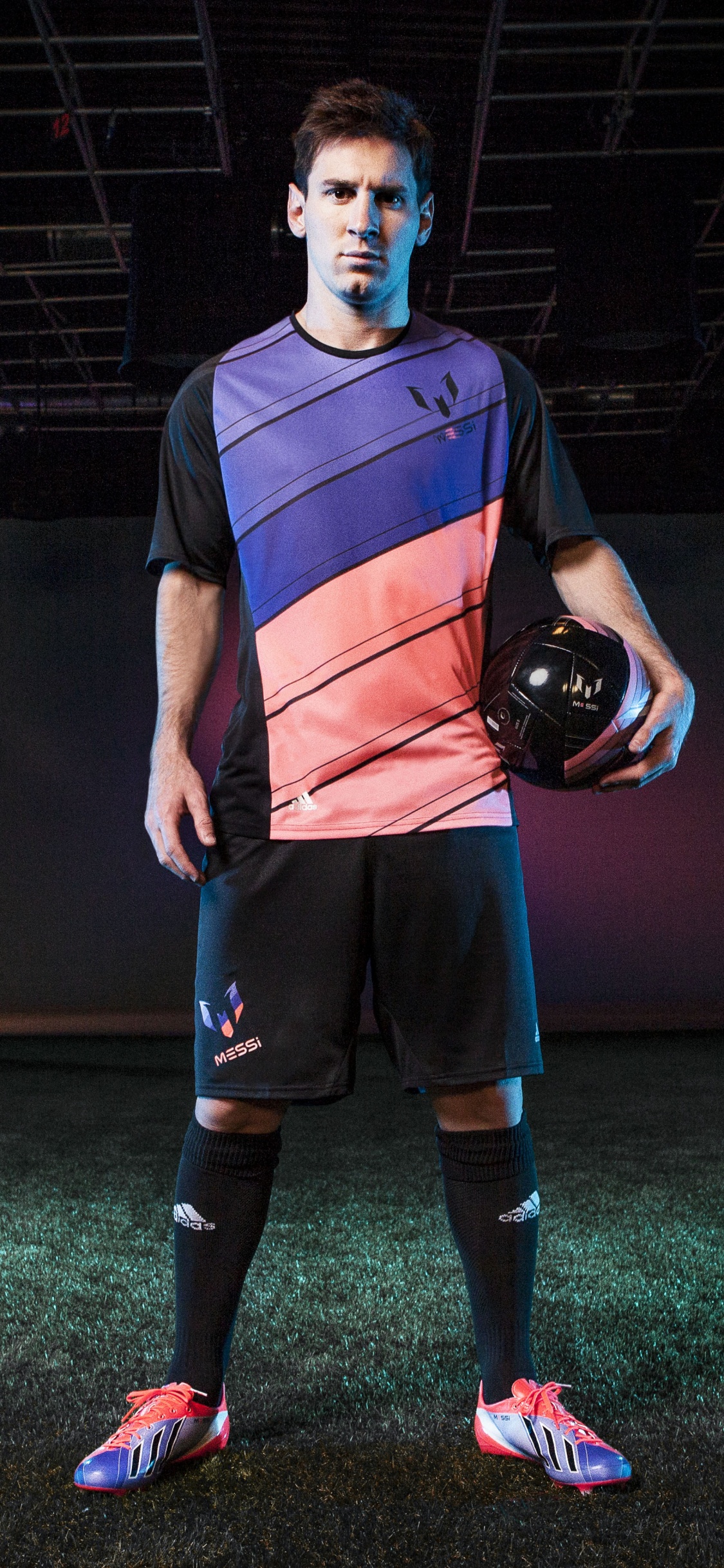 Hombre en Camiseta Azul y Negra Con Cuello Redondo y Pantalones Cortos Marrones Sosteniendo Baloncesto Negro. Wallpaper in 1125x2436 Resolution