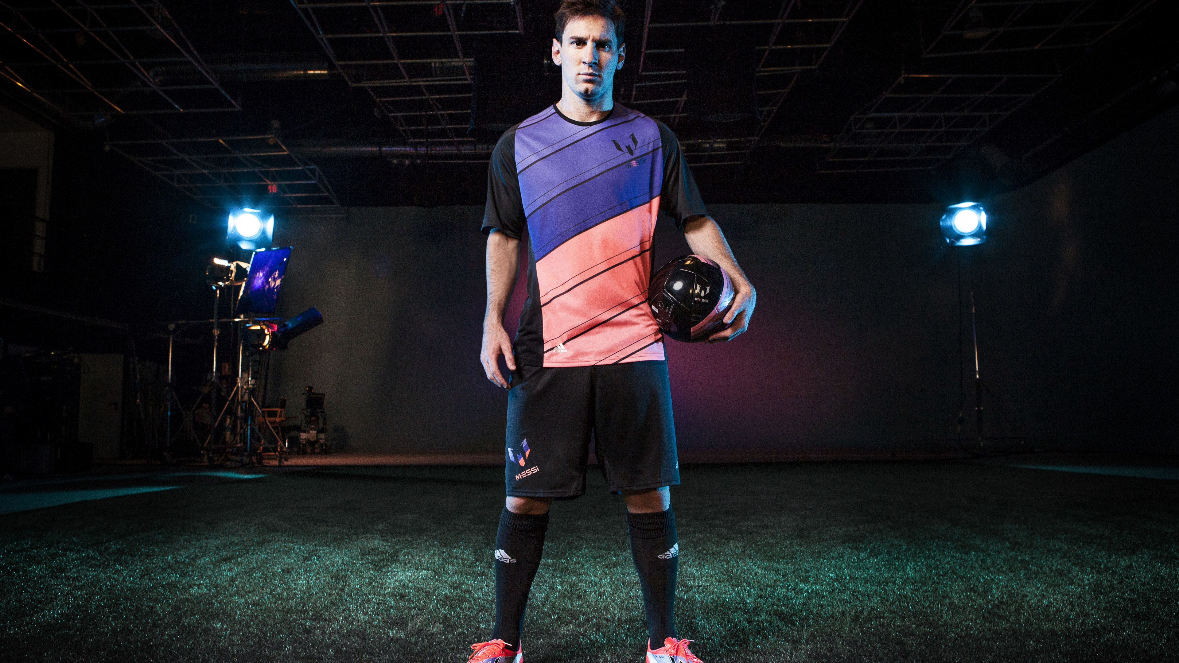 Hombre en Camiseta Azul y Negra Con Cuello Redondo y Pantalones Cortos Marrones Sosteniendo Baloncesto Negro. Wallpaper in 3840x2160 Resolution