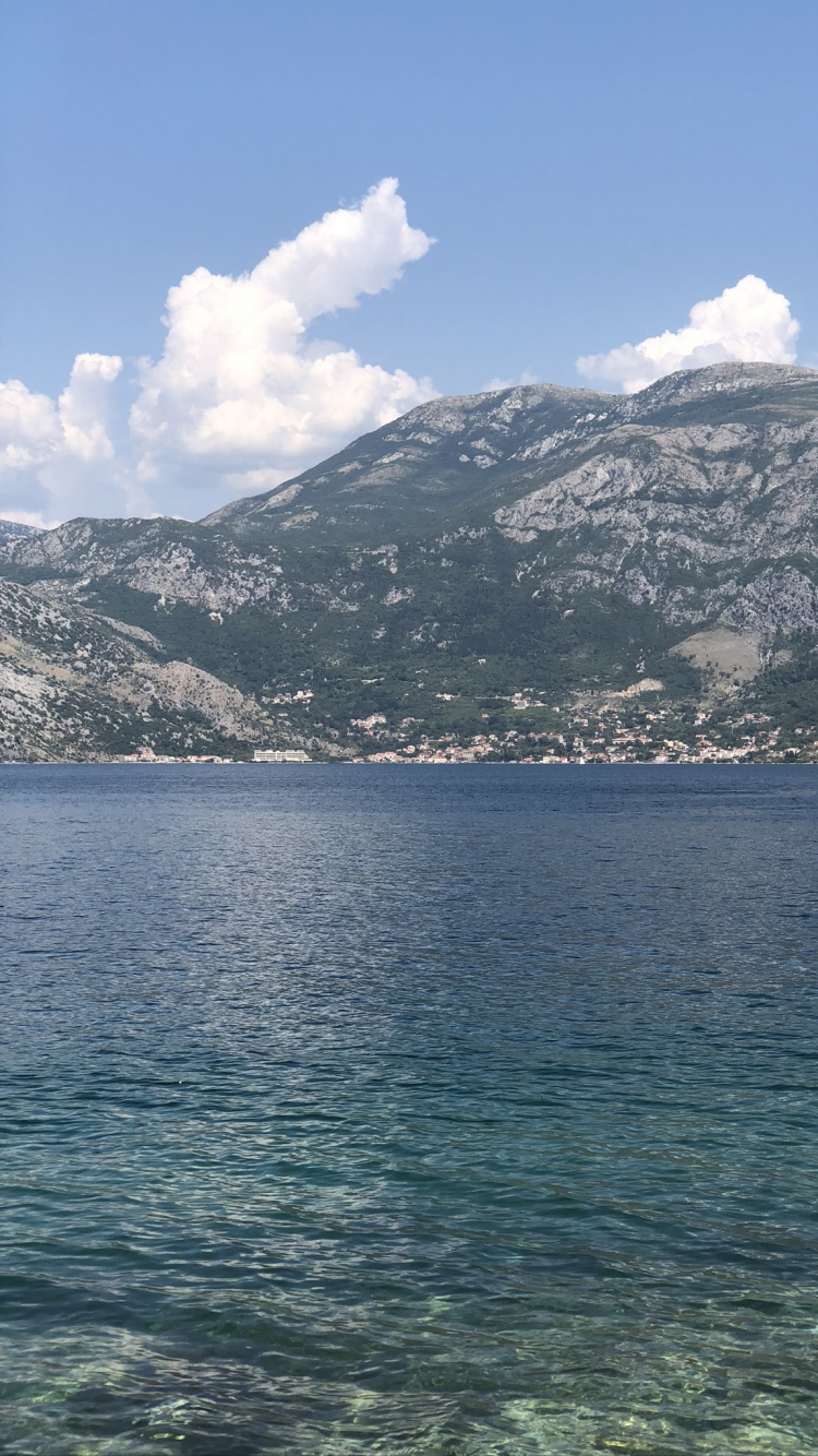 Meer, Bergigen Landschaftsformen, Cloud, Wasserressourcen, Bergkette. Wallpaper in 750x1334 Resolution