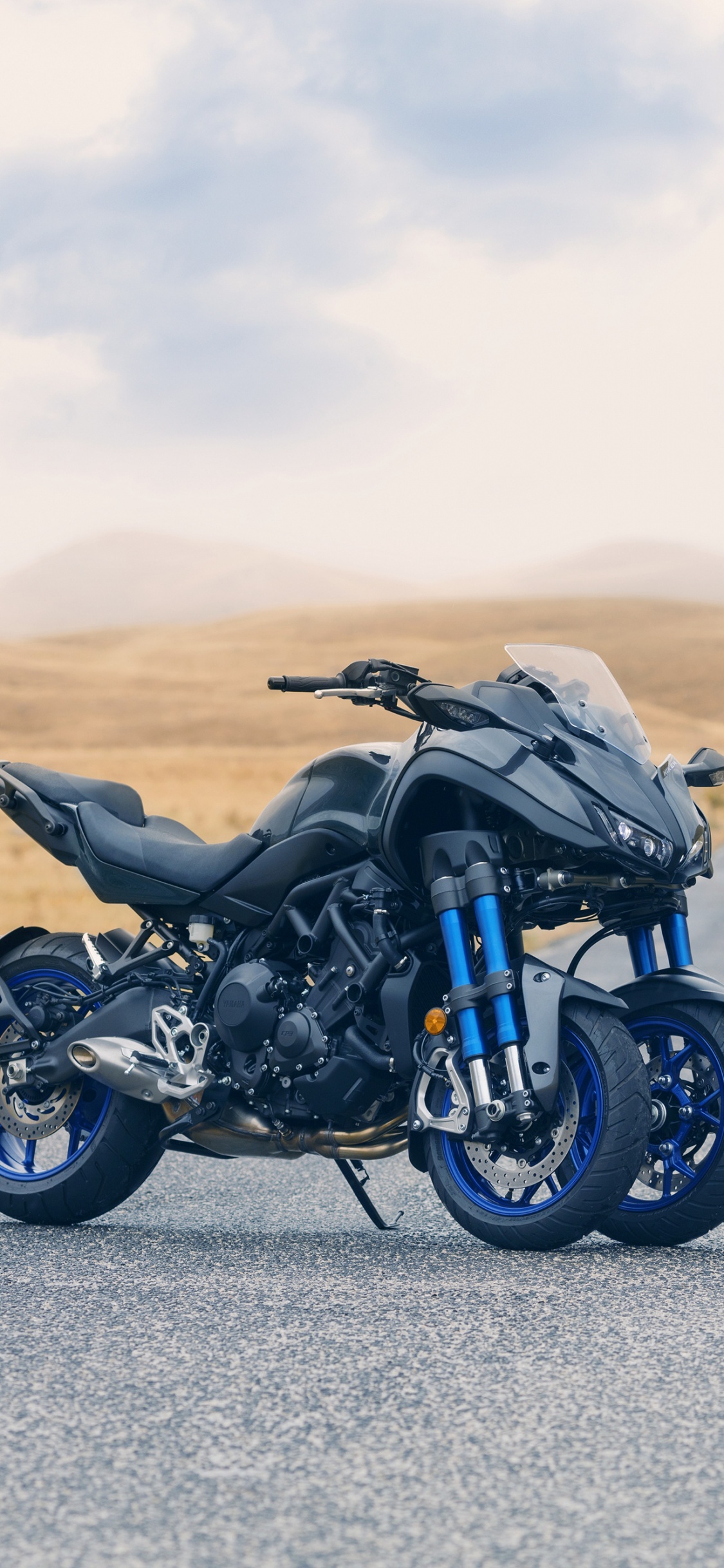 Vélo de Sport Noir Sur Route Pendant la Journée. Wallpaper in 1125x2436 Resolution