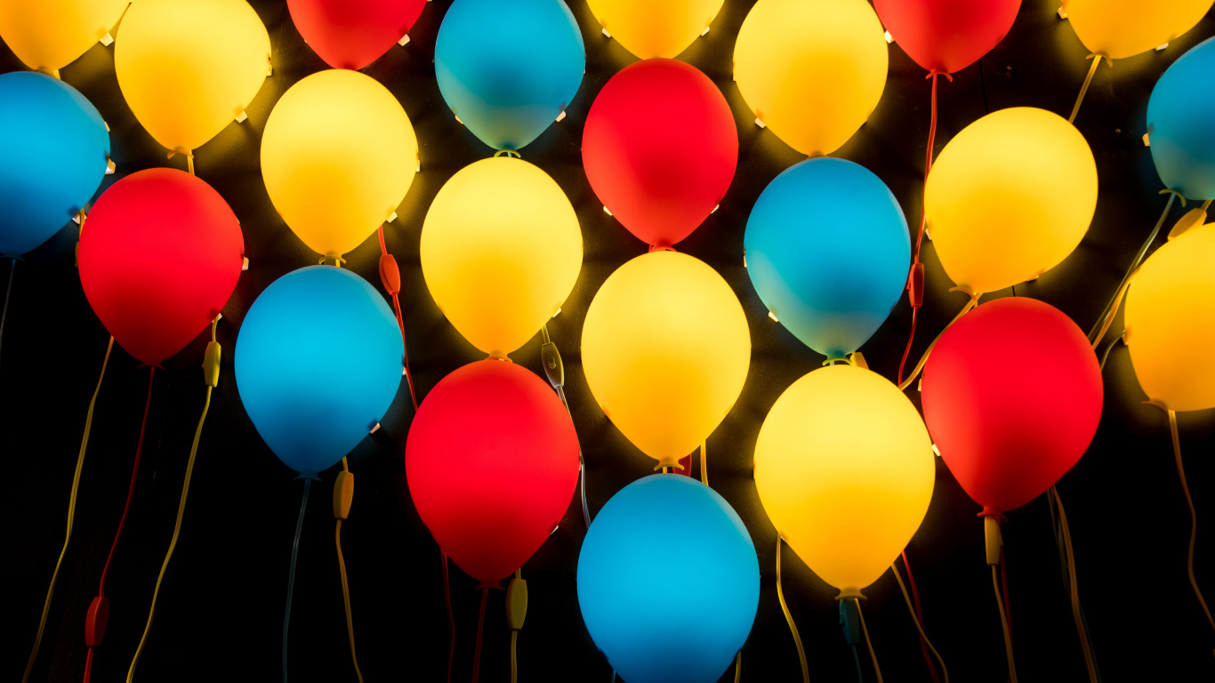 Gelbe Blaue Und Rote Luftballons. Wallpaper in 1366x768 Resolution