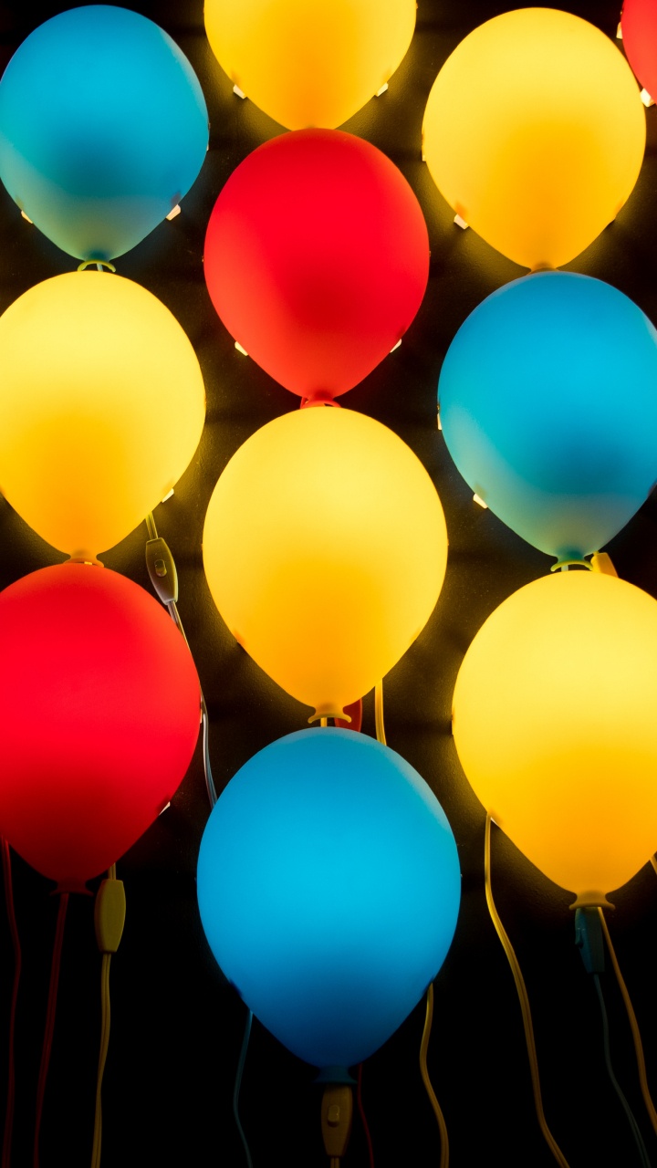 Gelbe Blaue Und Rote Luftballons. Wallpaper in 720x1280 Resolution