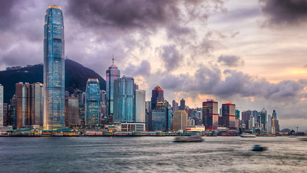 Horizonte de la Ciudad a Través Del Cuerpo de Agua Bajo un Cielo Nublado Durante el Día. Wallpaper in 1280x720 Resolution