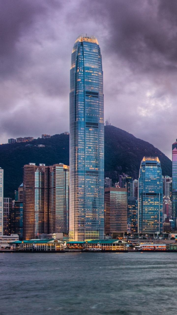 Horizonte de la Ciudad a Través Del Cuerpo de Agua Bajo un Cielo Nublado Durante el Día. Wallpaper in 720x1280 Resolution