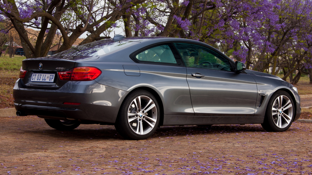 Sedán Plateado Estacionado Junto al Árbol de Hojas Moradas Durante el Día. Wallpaper in 1280x720 Resolution