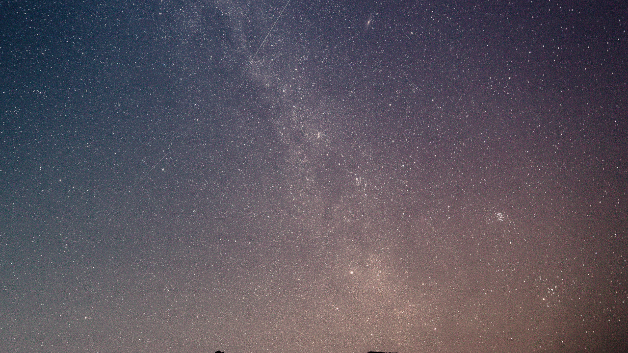 Silhouette Des Berges Unter Sternennacht. Wallpaper in 1280x720 Resolution