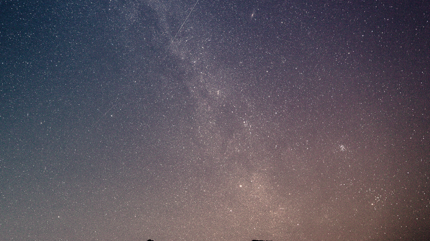 Silhouette de Montagne Sous la Nuit Étoilée. Wallpaper in 1366x768 Resolution