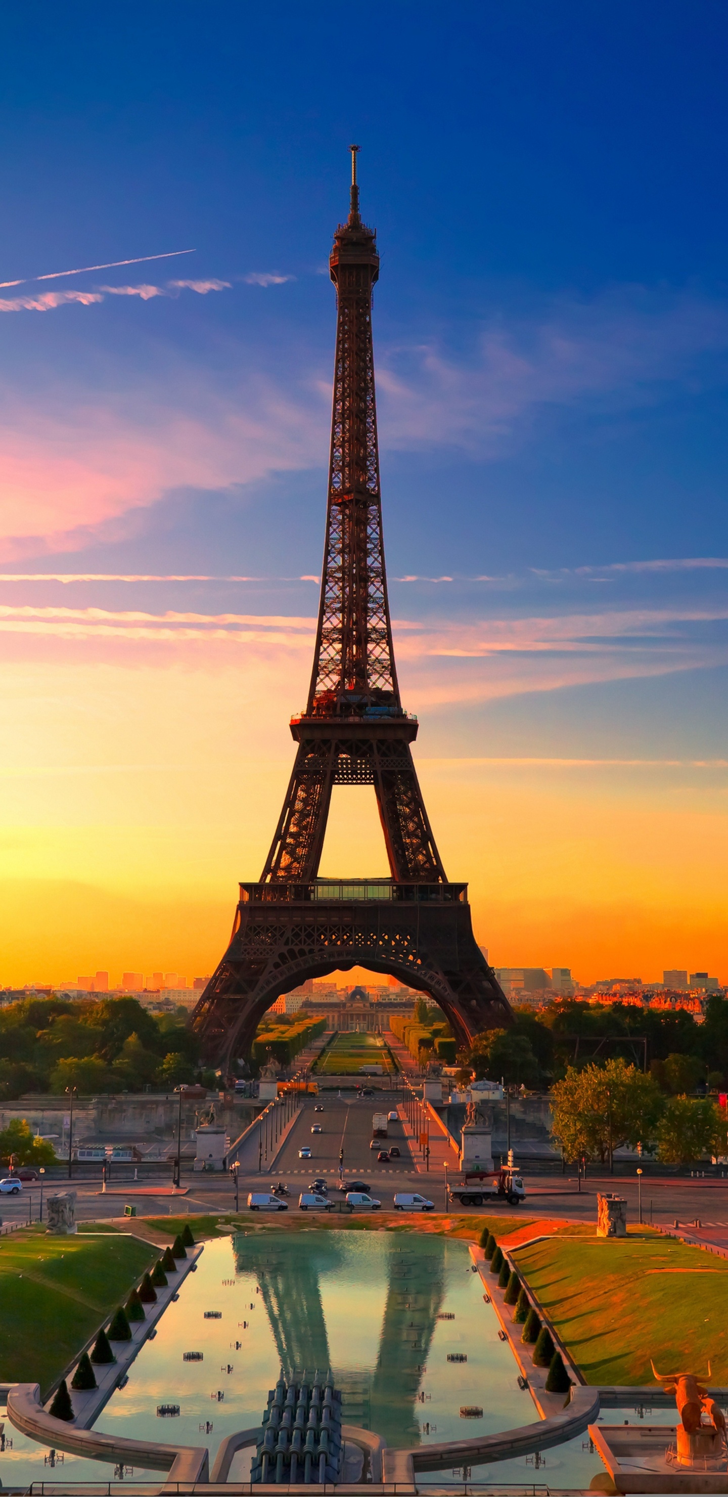 Torre Eiffel Bajo un Cielo Azul Durante la Puesta de Sol. Wallpaper in 1440x2960 Resolution
