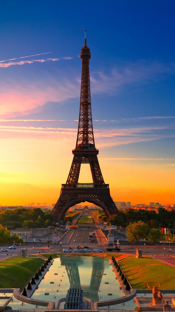 Torre Eiffel Bajo un Cielo Azul Durante la Puesta de Sol. Wallpaper in 720x1280 Resolution