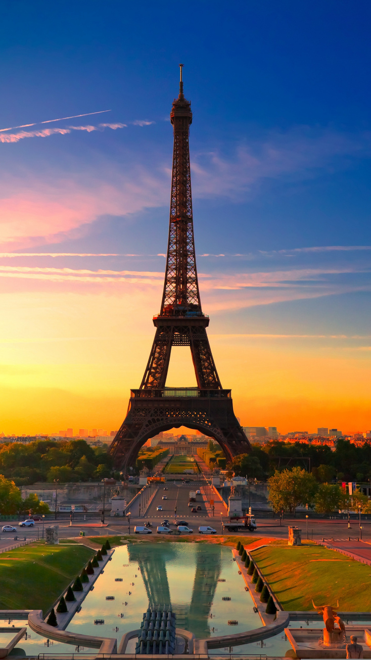 Torre Eiffel Bajo un Cielo Azul Durante la Puesta de Sol. Wallpaper in 750x1334 Resolution