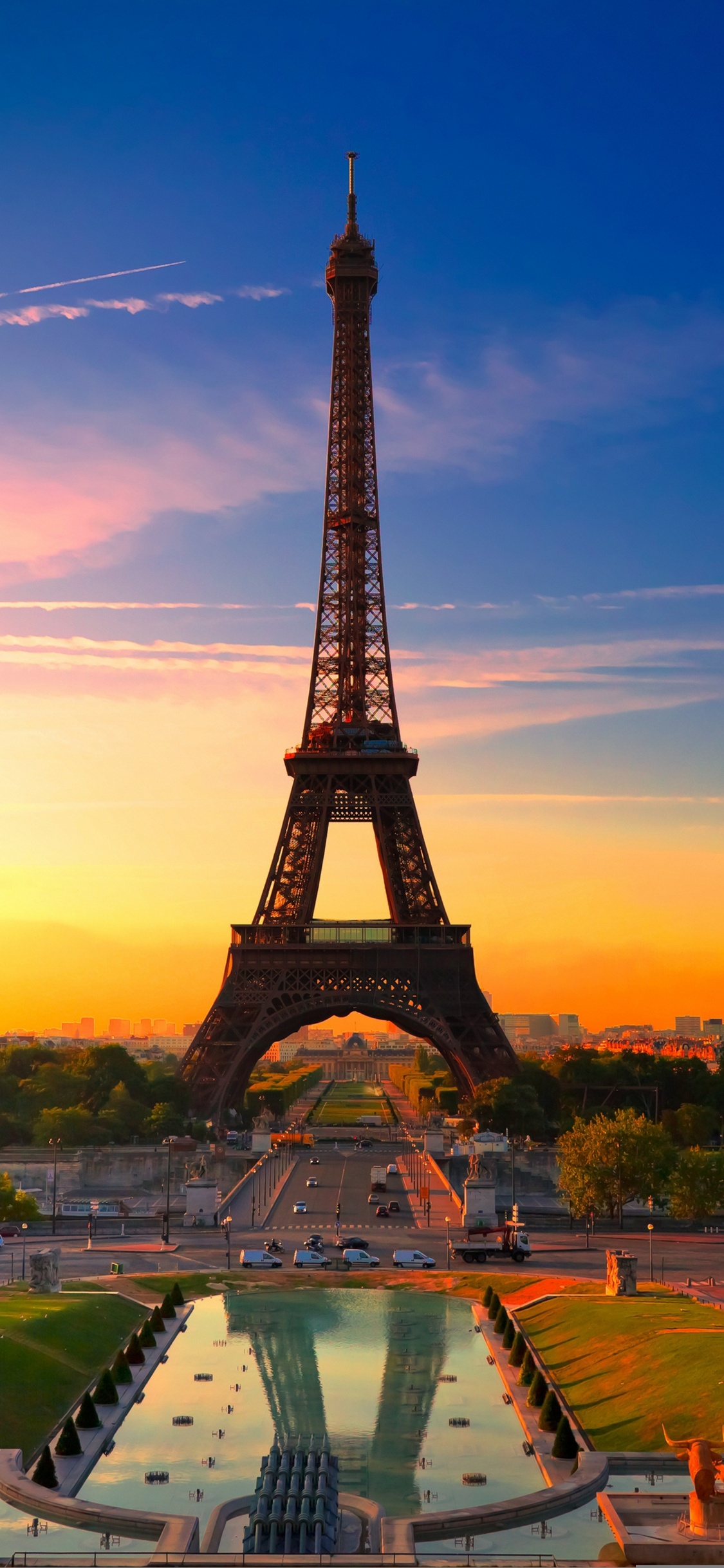Tour Eiffel Sous Ciel Bleu au Coucher du Soleil. Wallpaper in 1125x2436 Resolution
