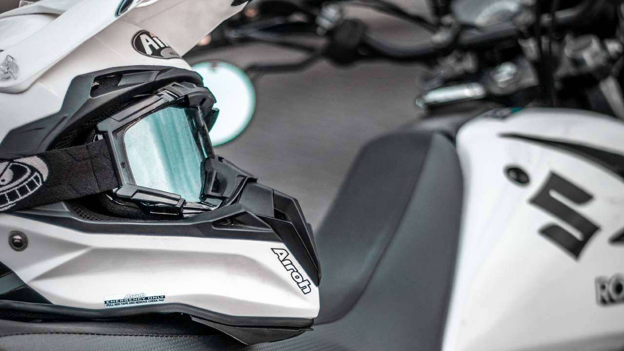 Moto Honda Noir et Blanc. Wallpaper in 1280x720 Resolution