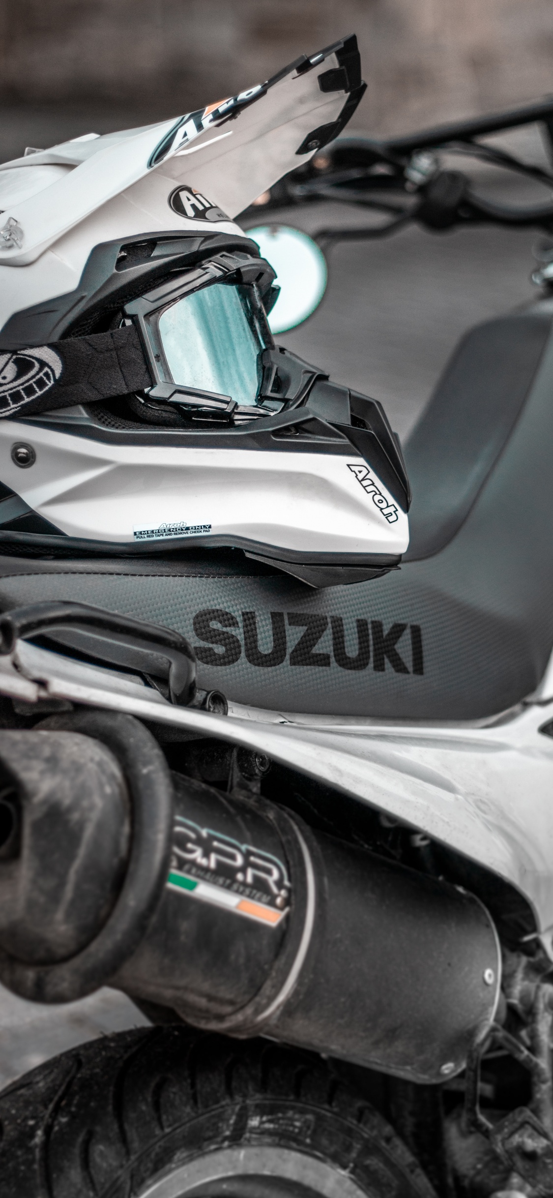 Motocicleta Honda en Blanco y Negro. Wallpaper in 1125x2436 Resolution