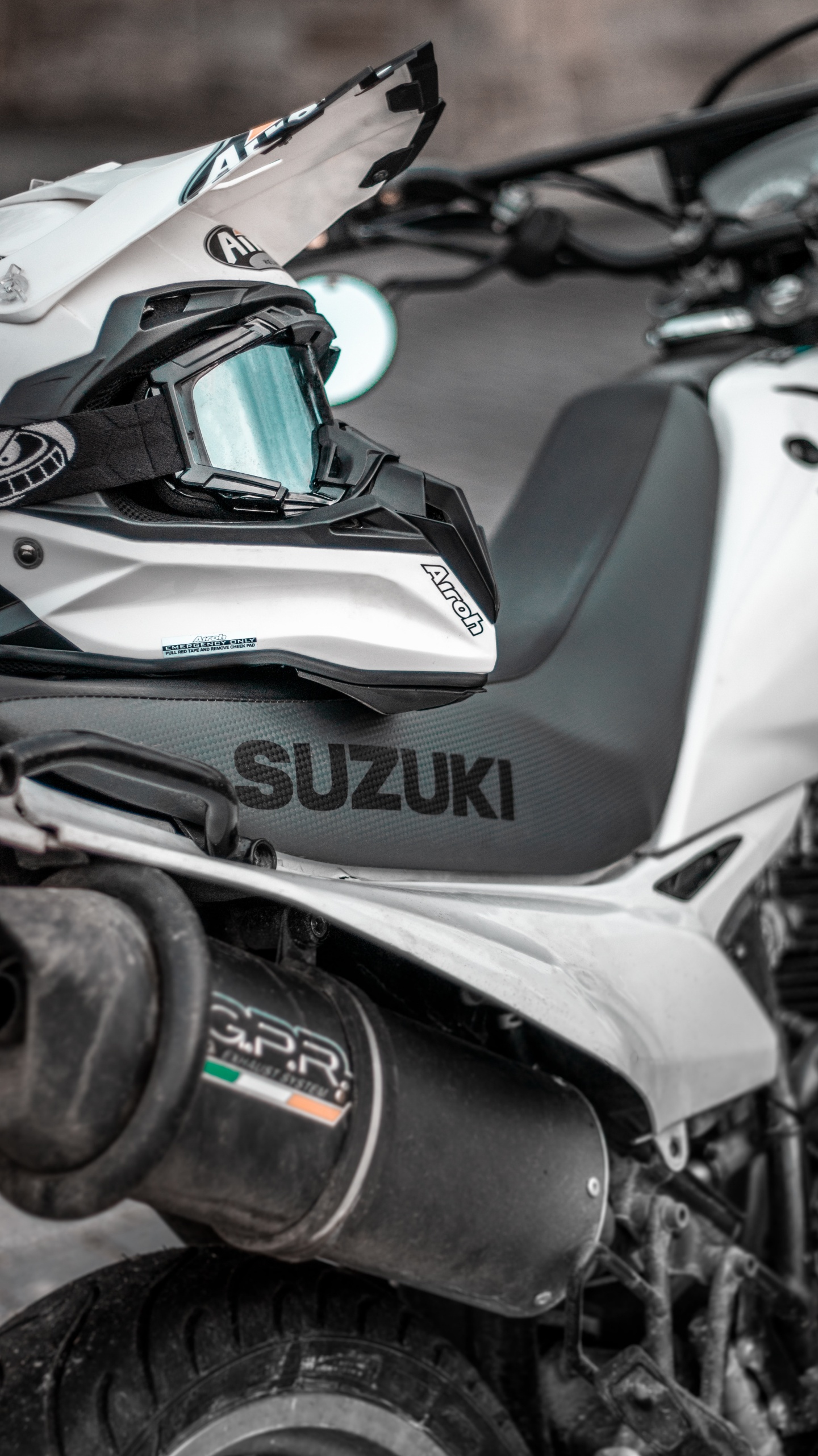 Black and White Honda Motorcycle. Wallpaper in 1440x2560 Resolution