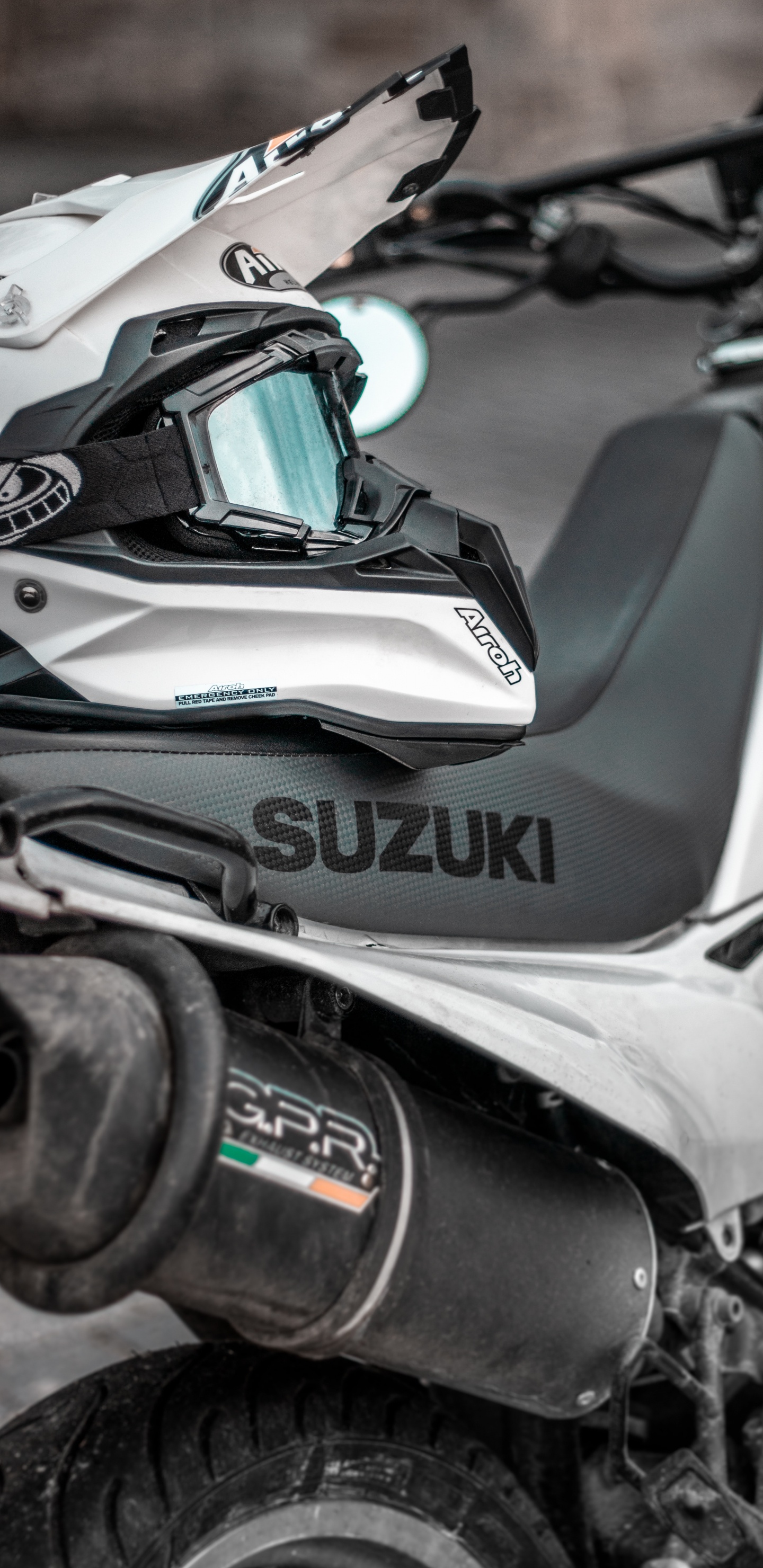 Black and White Honda Motorcycle. Wallpaper in 1440x2960 Resolution