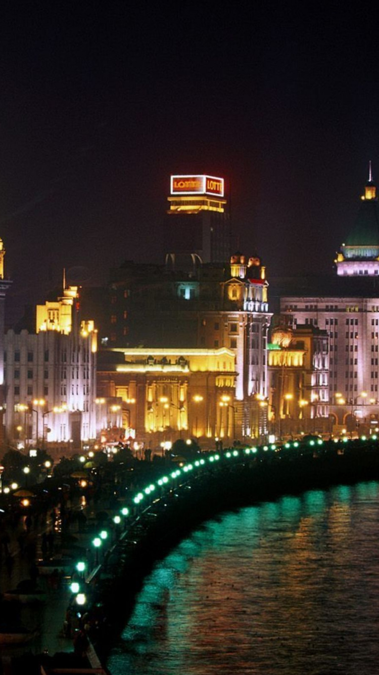 Braunes Und Schwarzes Betongebäude Während Der Nacht. Wallpaper in 750x1334 Resolution