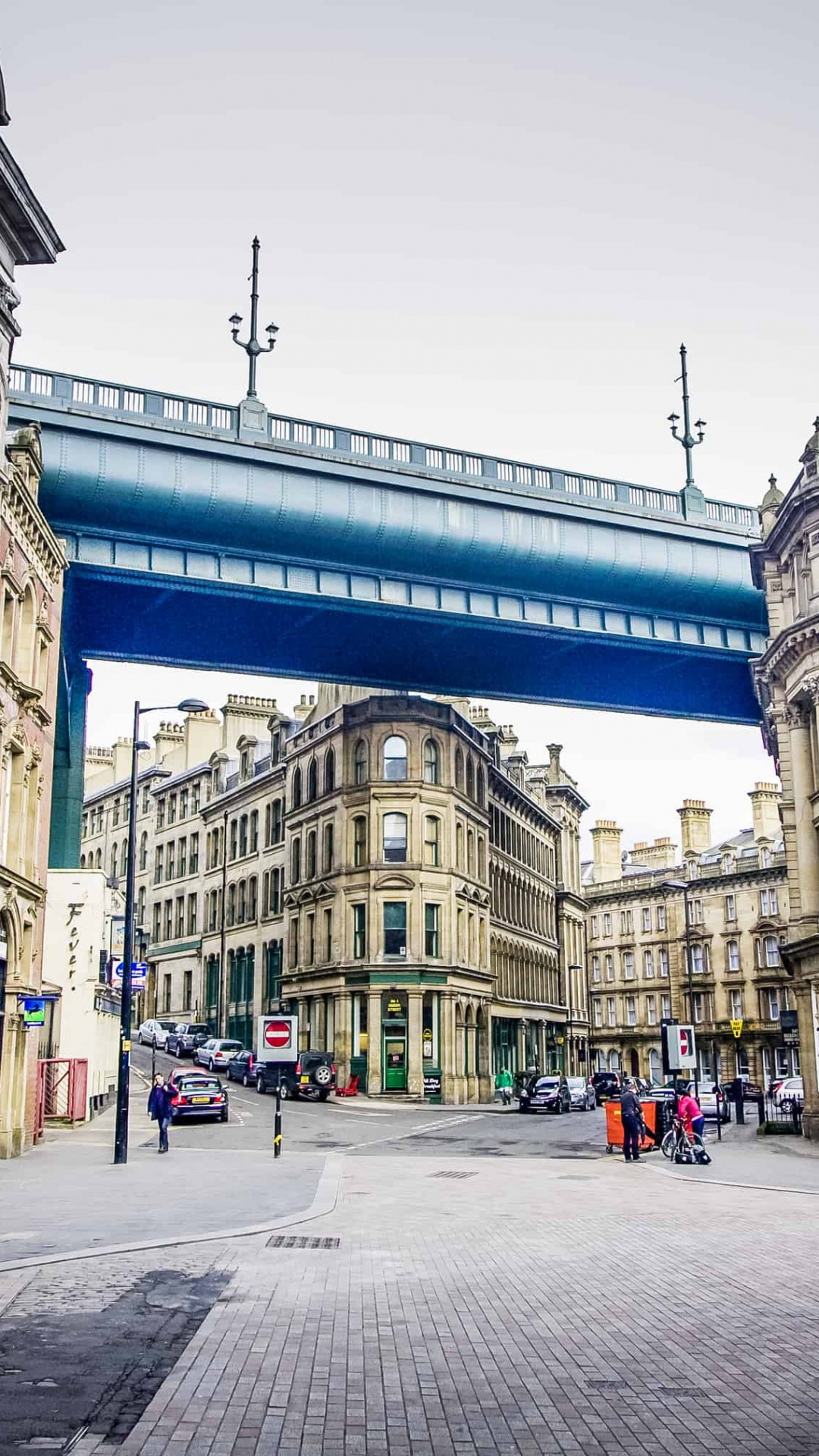 Gente Caminando en la Acera Cerca Del Edificio Durante el Día. Wallpaper in 1080x1920 Resolution