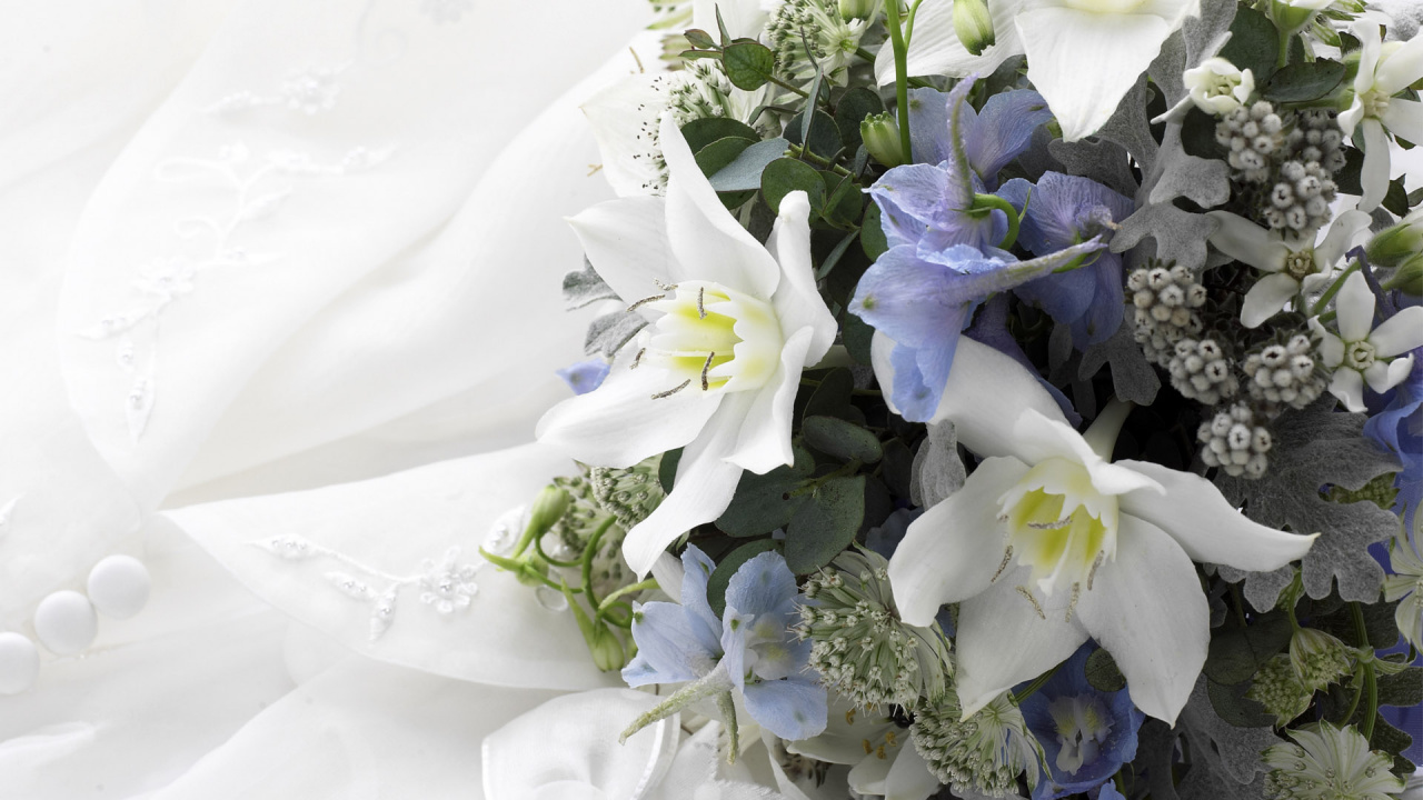 Fleurs Blanches et Violettes Sur Textile Blanc. Wallpaper in 1280x720 Resolution