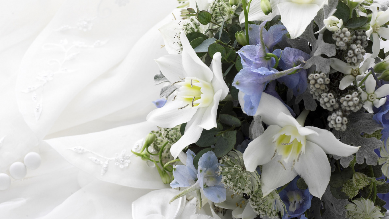 Fleurs Blanches et Violettes Sur Textile Blanc. Wallpaper in 1366x768 Resolution