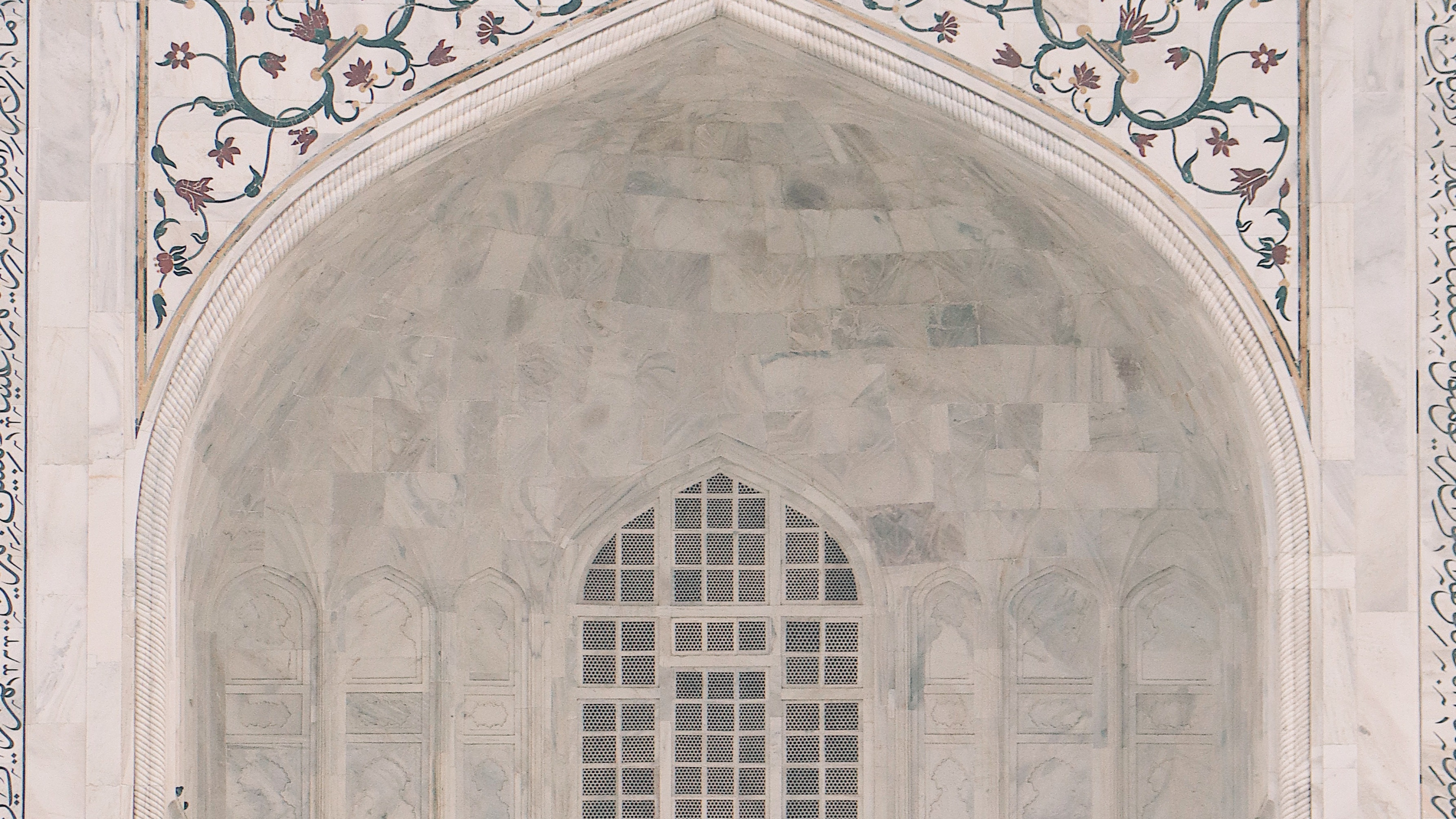 Braunes Und Weißes Betongebäude. Wallpaper in 2560x1440 Resolution